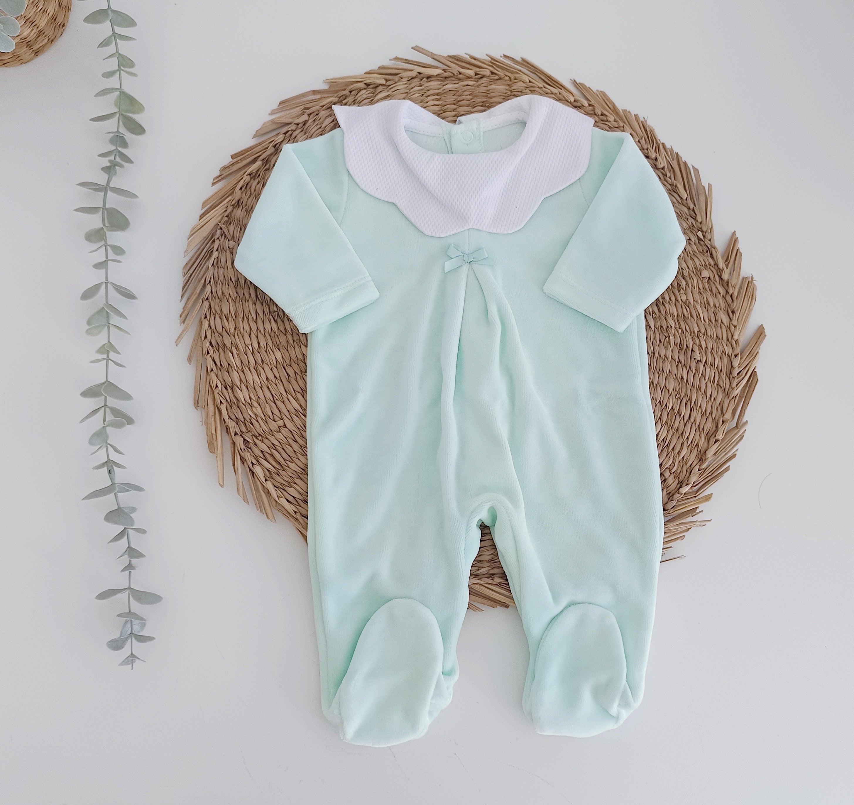 Babygrow Veludo Com Gola e Medalhinha Verde Água