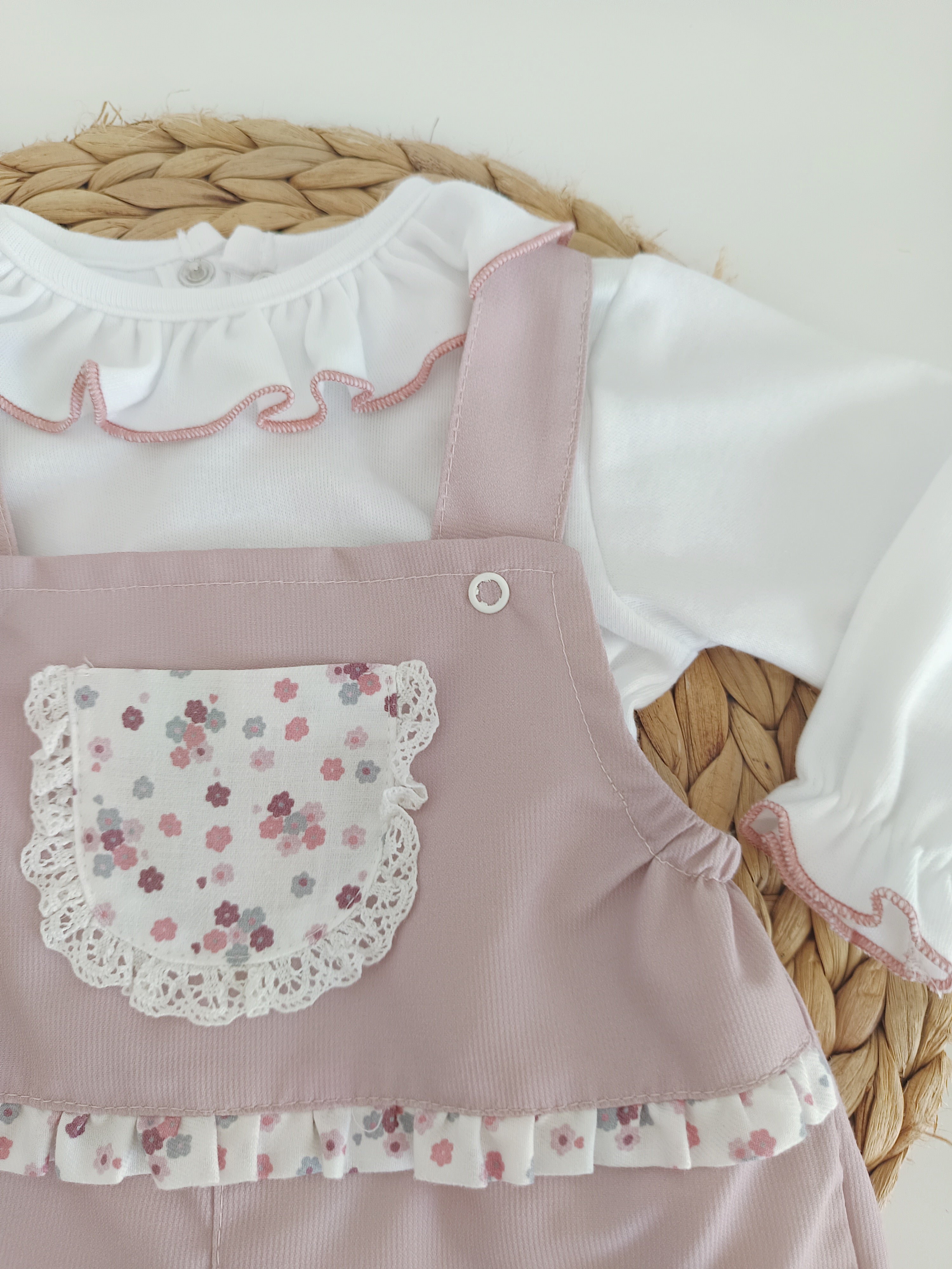 Jardineira Básica Bolso Flores com Camisa Rosa Velho