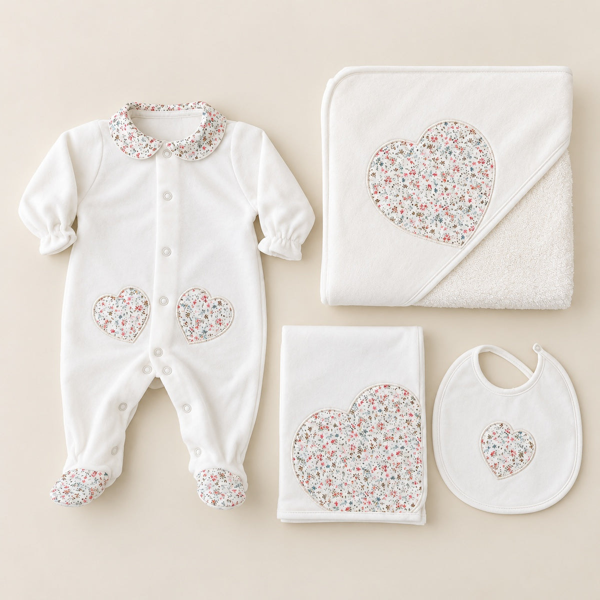 FitFiu Babies® | Pack Babygrow Veludo Bolso Coração Flores com Toalha, Fralda e Babete