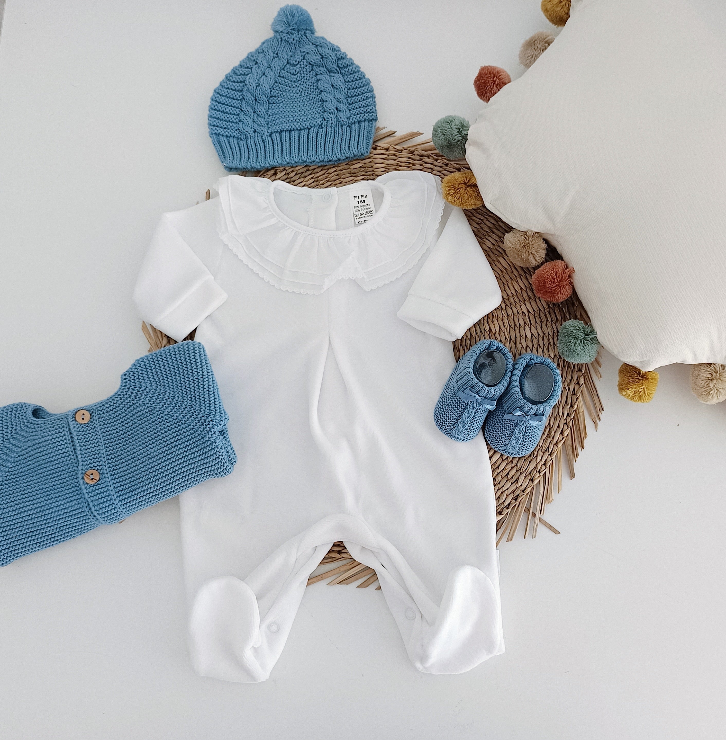 Conjunto Primeira Roupinha Babygrow Casaco Gorro e Carapins Jeans