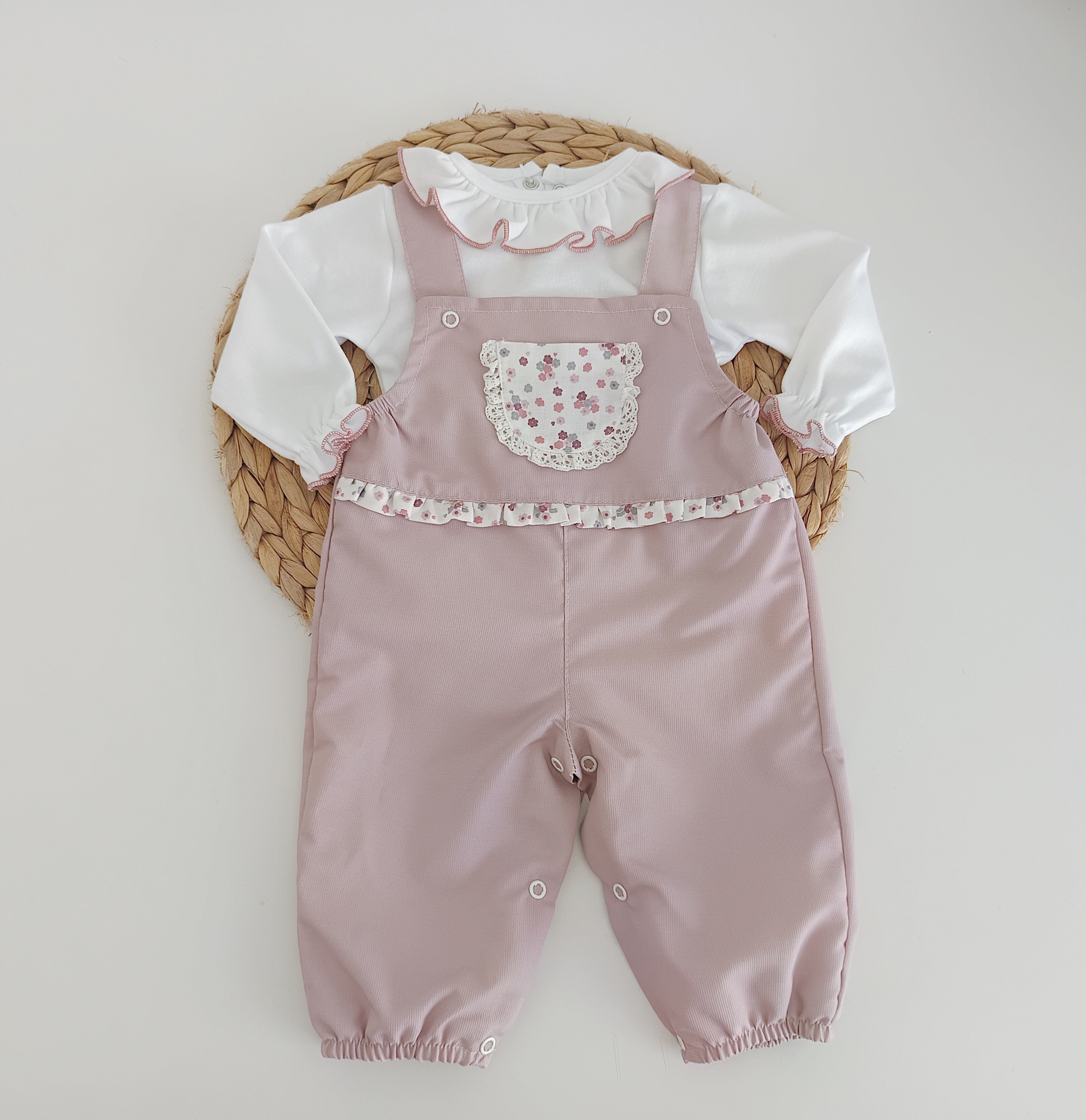 Jardineira Básica Bolso Flores com Camisa Rosa Velho