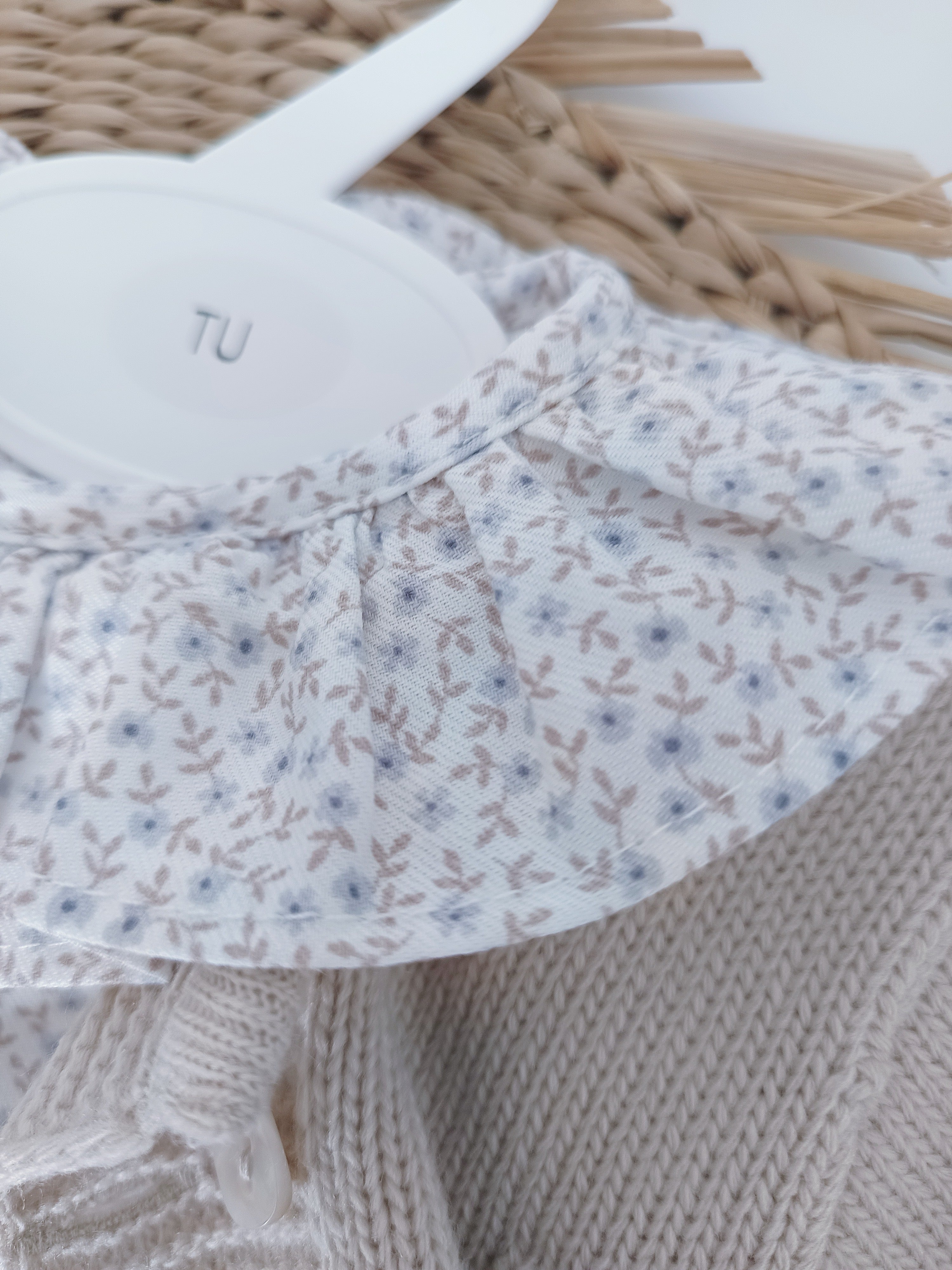 Conjunto Tapa Fraldas com Blusa e Casaco de Malha Florinhas Areia