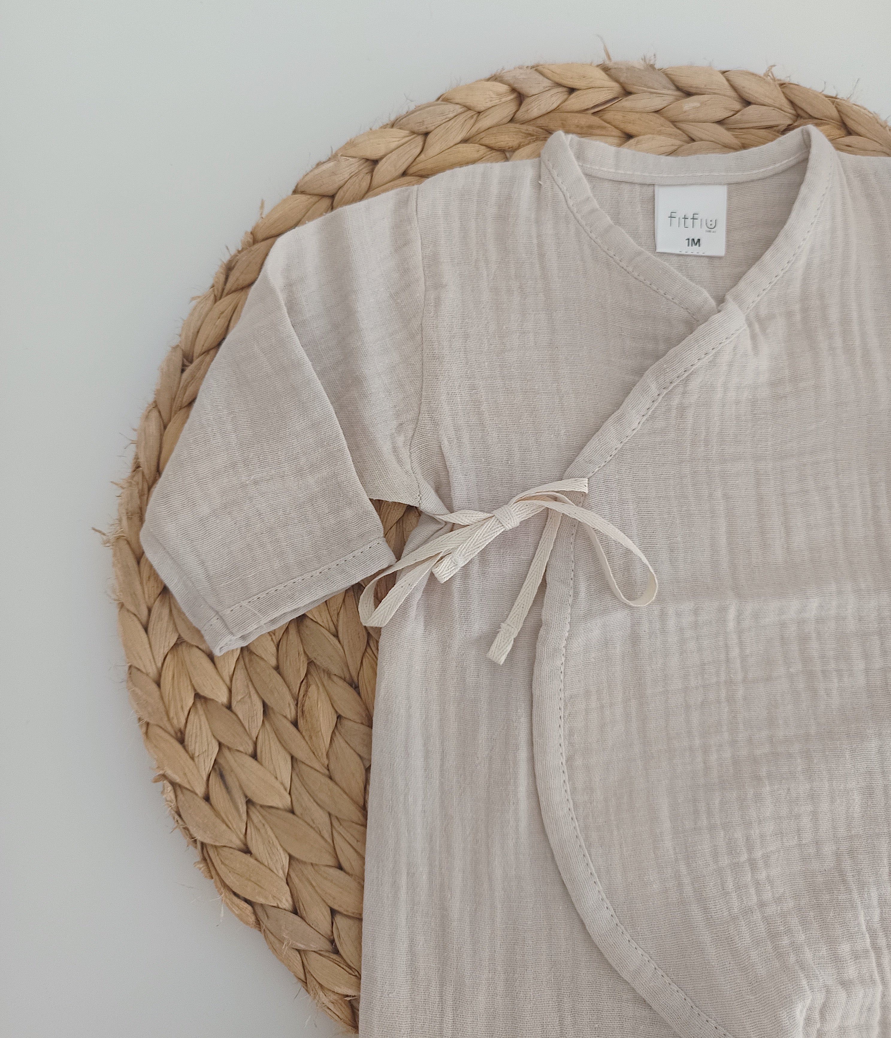 Babygrow de Musselina Areia com Laço Lateral | FitFiu Babies®