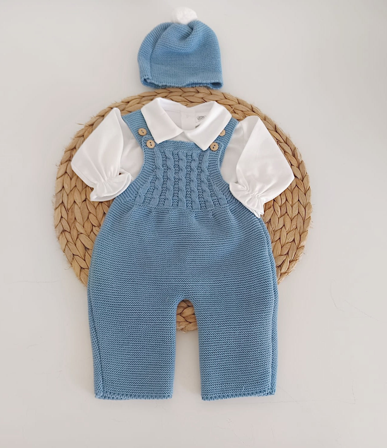 Jardineiras de Malha Trancinhas c/ Camisa Gola Bico e Gorro Jeans