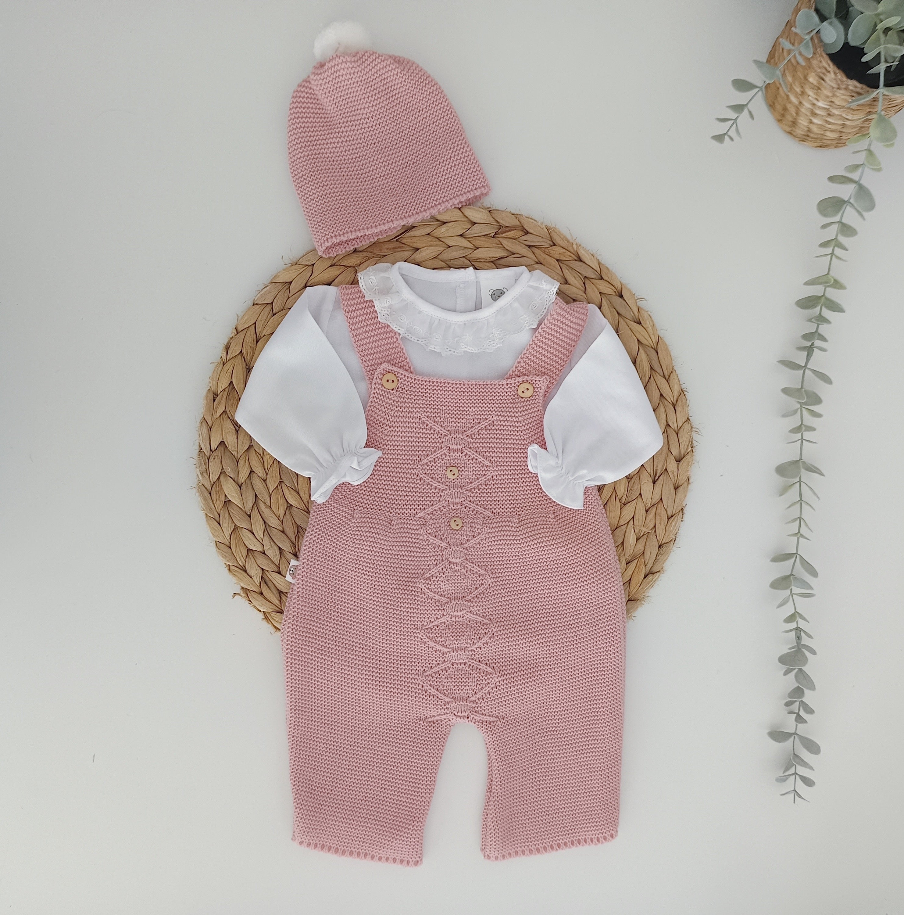 Jardineiras de malha c/ blusa gola folho Losangos Botões e gorro Rosa Velho