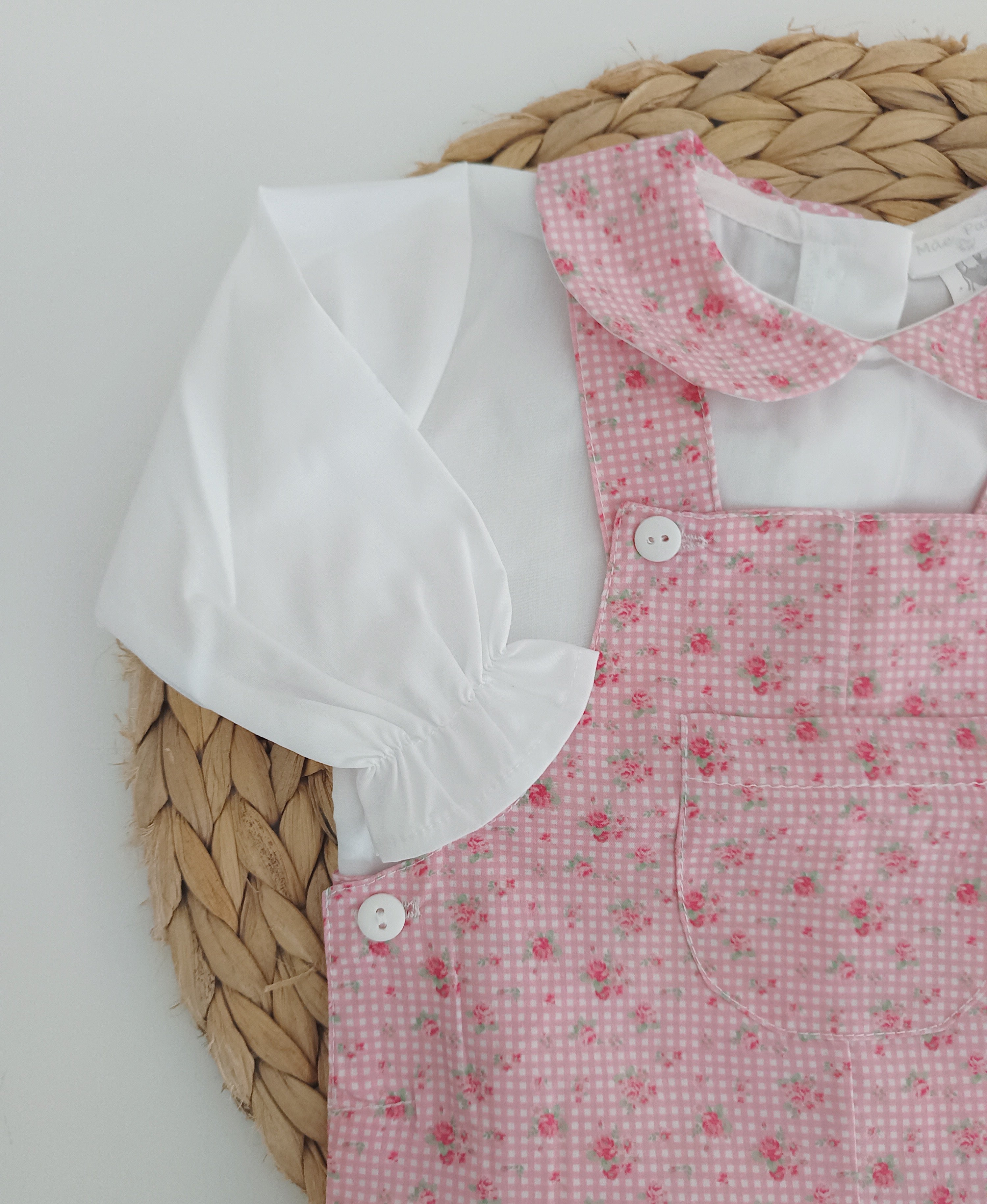 Macacão com Blusa de Gola e Flores Rosa