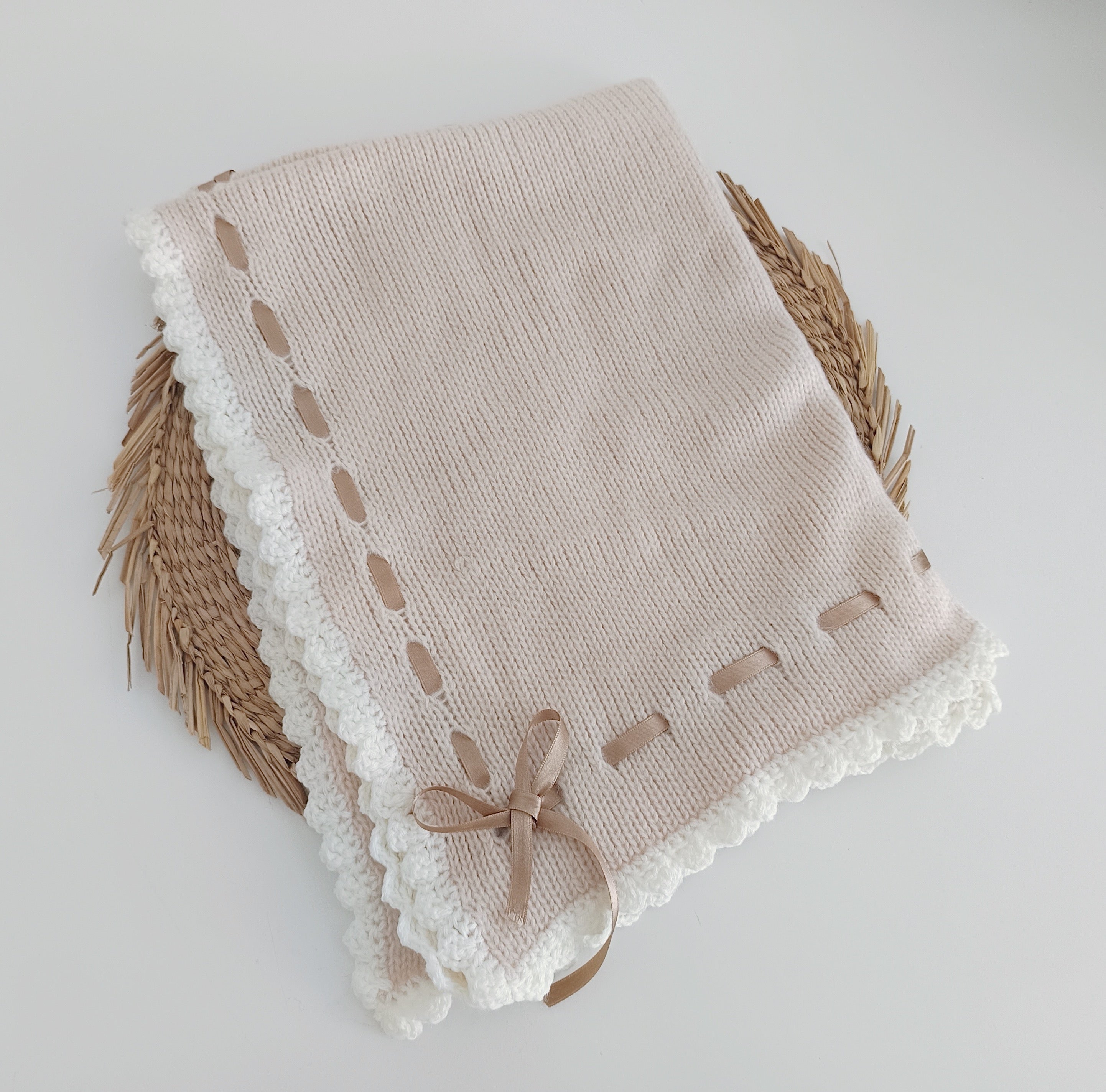 Manta de Malha para Bebé feita à Mão com Laço em Cetim