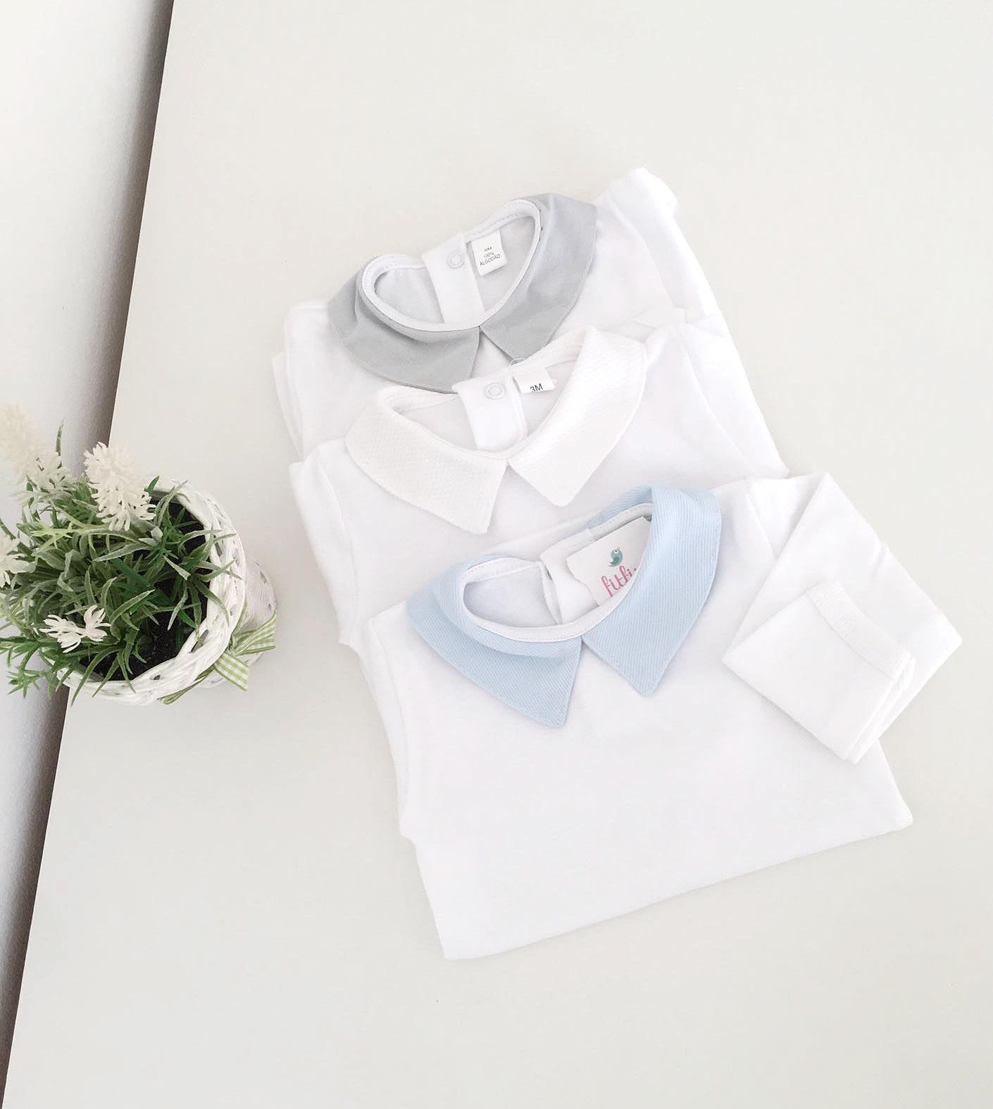 Body com Gola de Bico Manga Curta