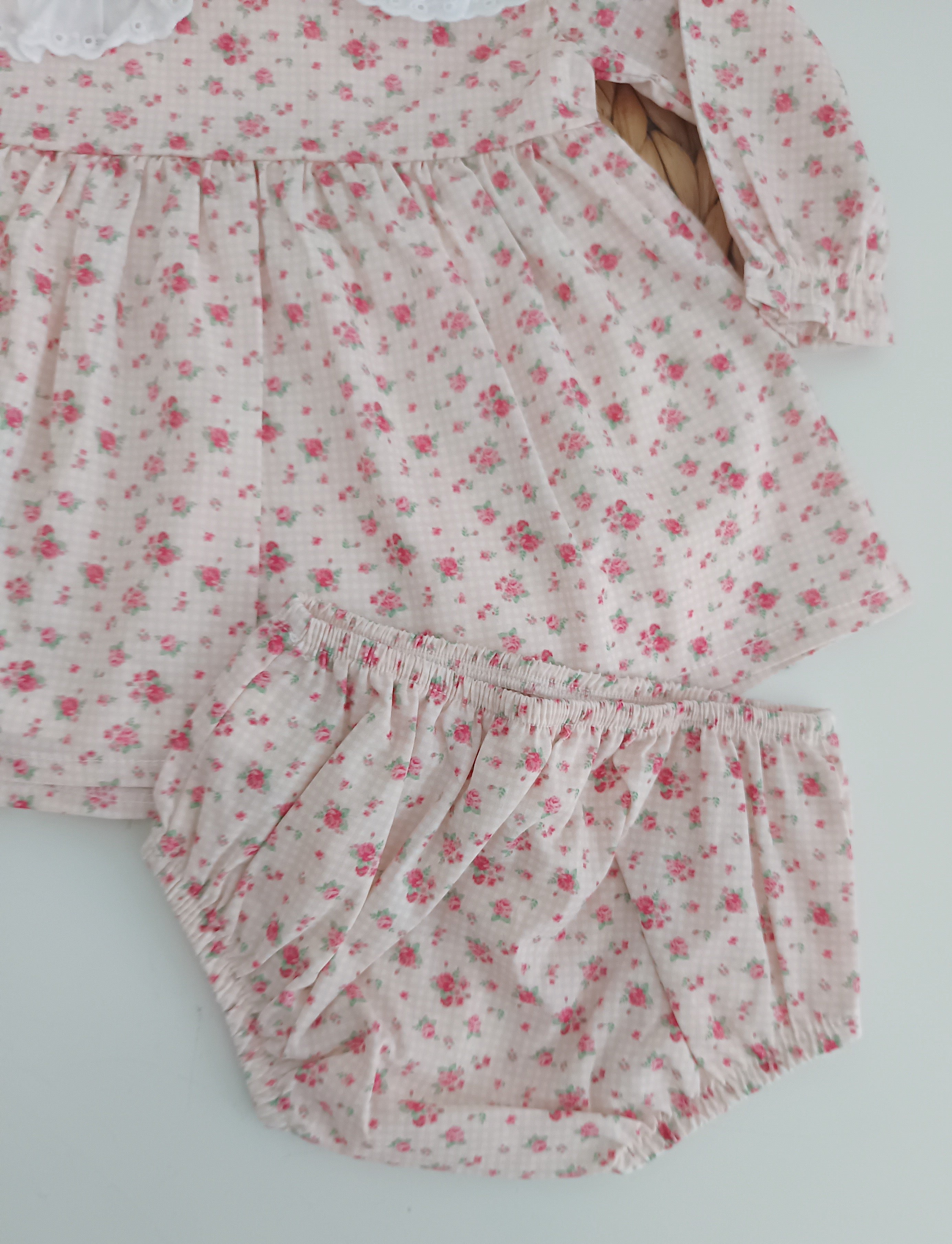 Vestido com Tapa Fraldas Flores Pérola