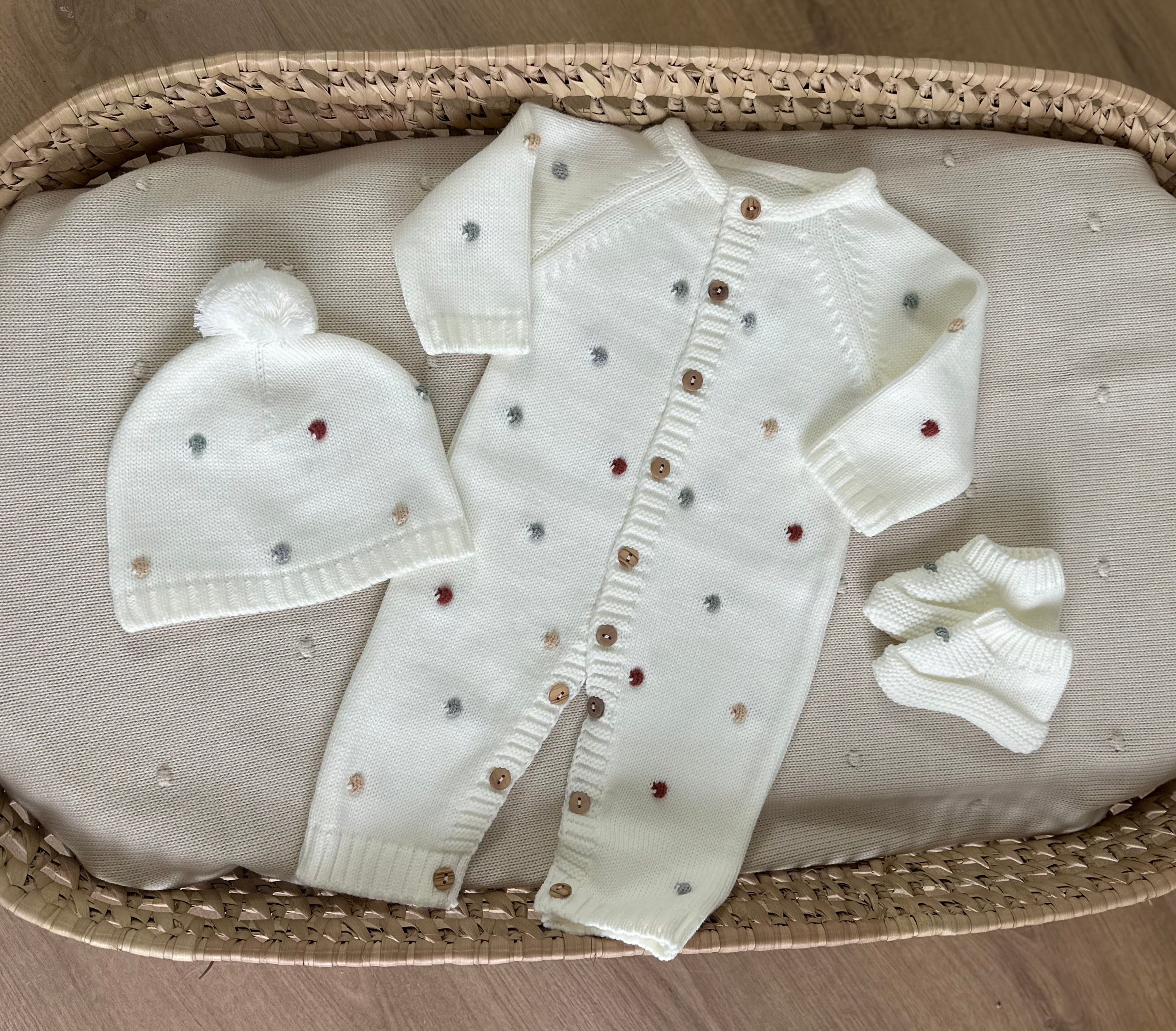 Conjunto completo babygrow, gorro e carapins de malha pérola com pompons coloridos para recém-nascido