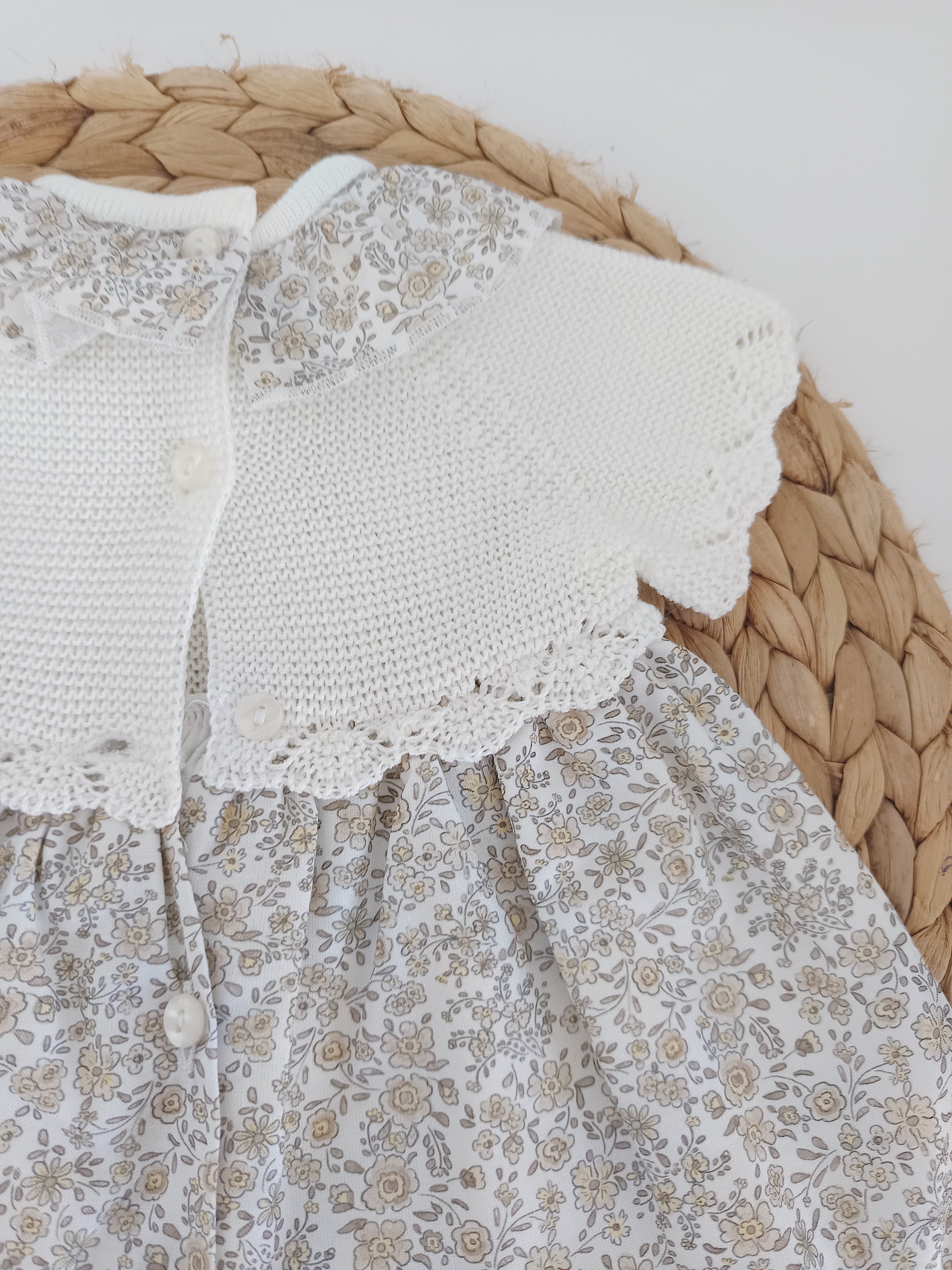 Vestido de Malha e Tecido Flores de manga curta Pérola