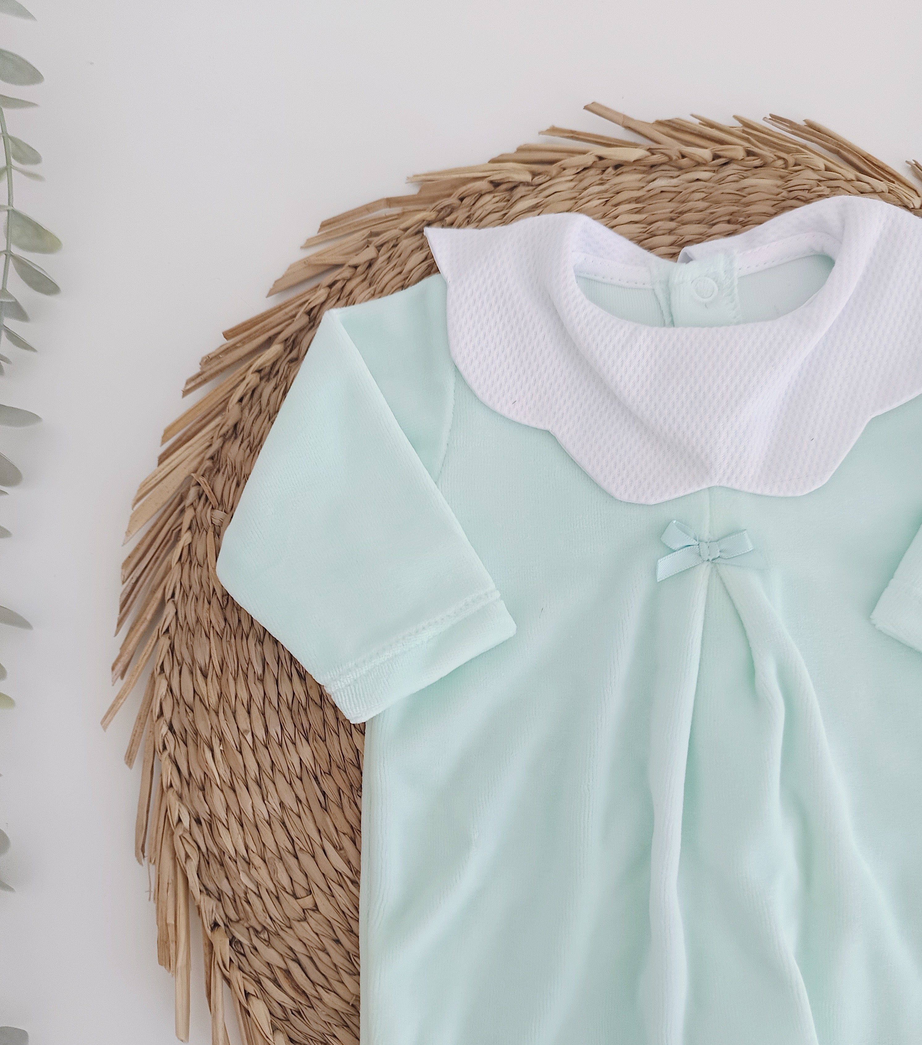 Babygrow Veludo Com Gola e Medalhinha Verde Água