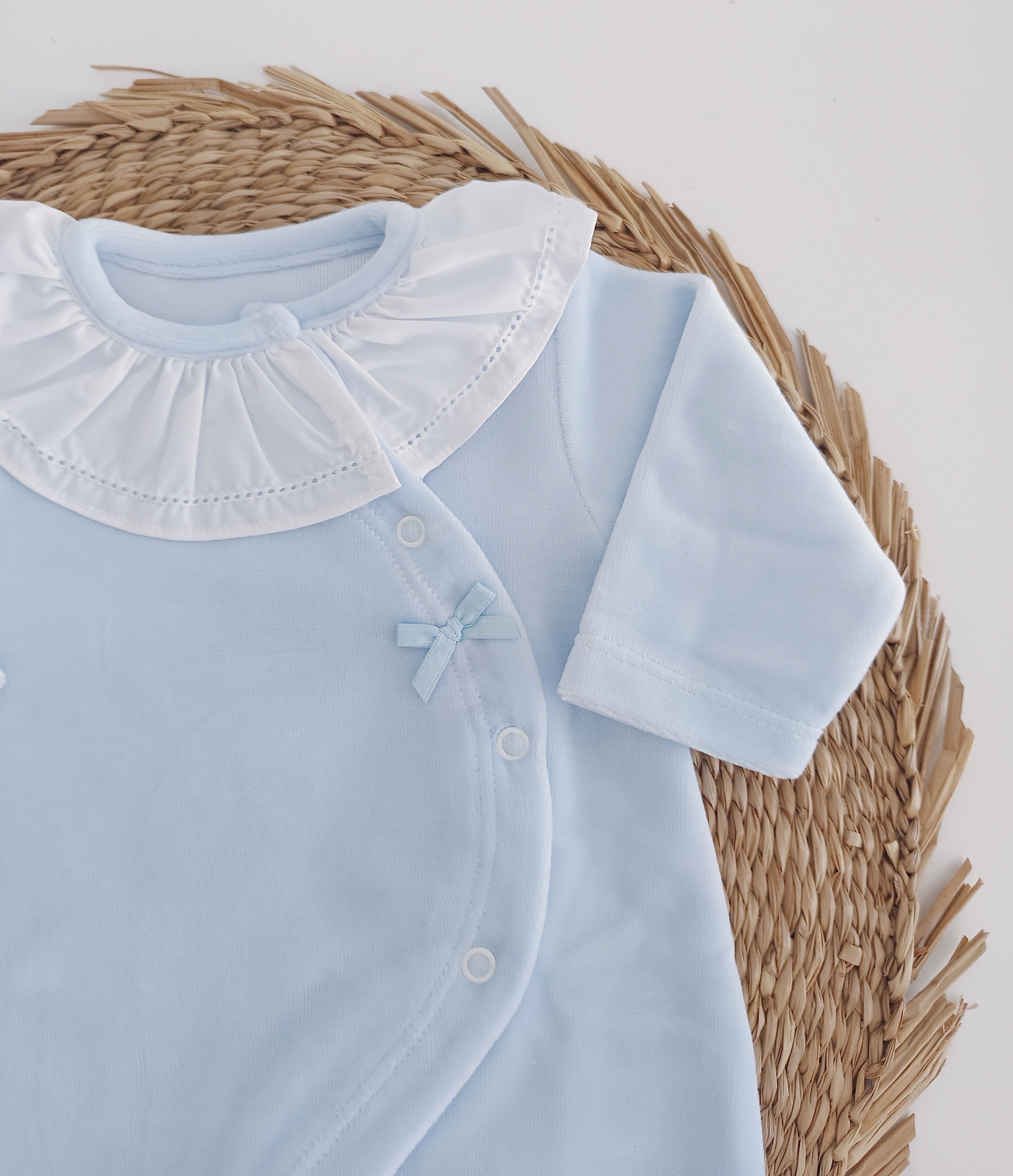 Detalhe lacinho gola folho babygrow basic azul bebé unissexo FitFiu Babies