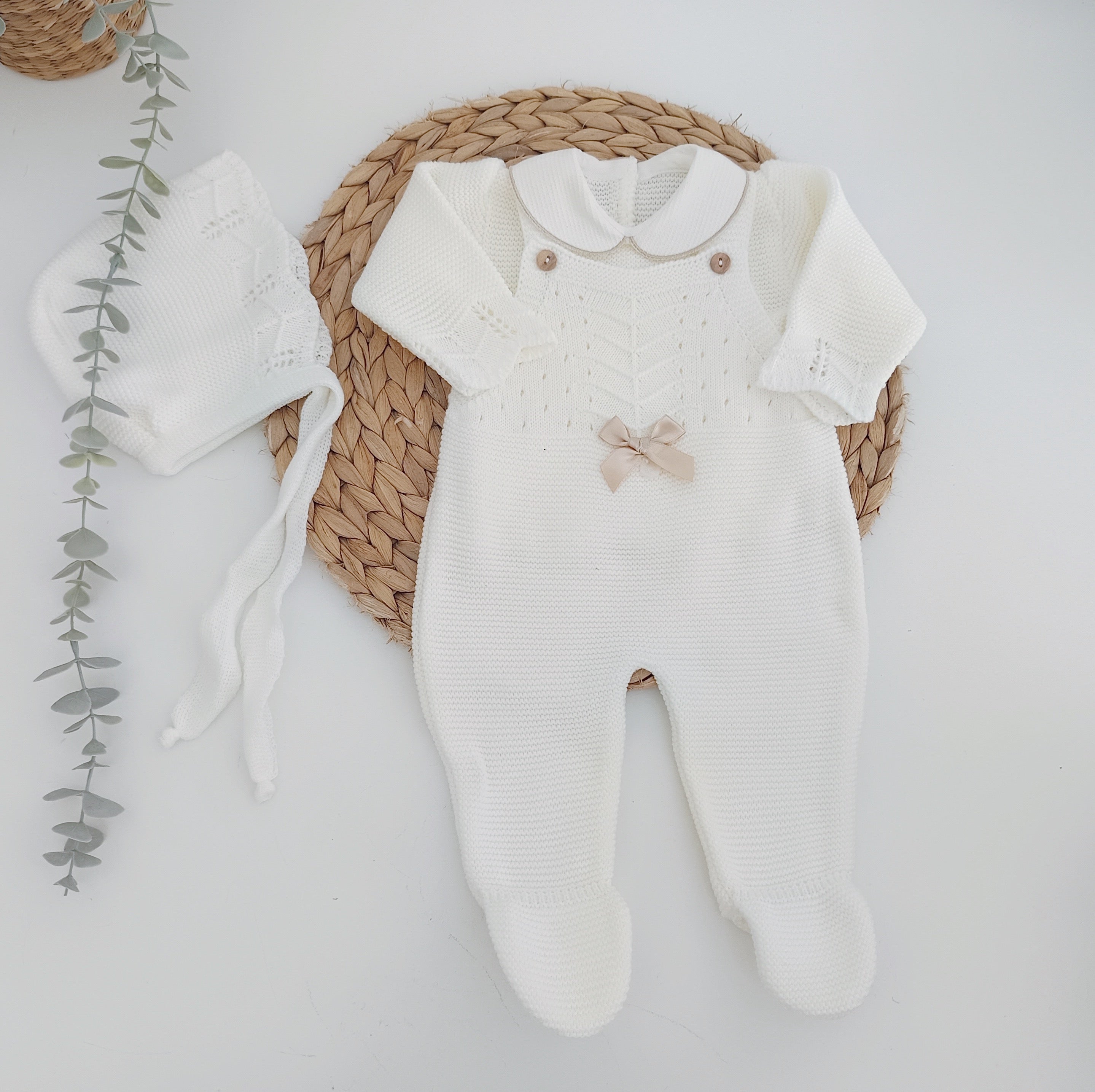 Conjunto Manta Laço com Jardineiras, Gorro e Camisola Malha Pérola