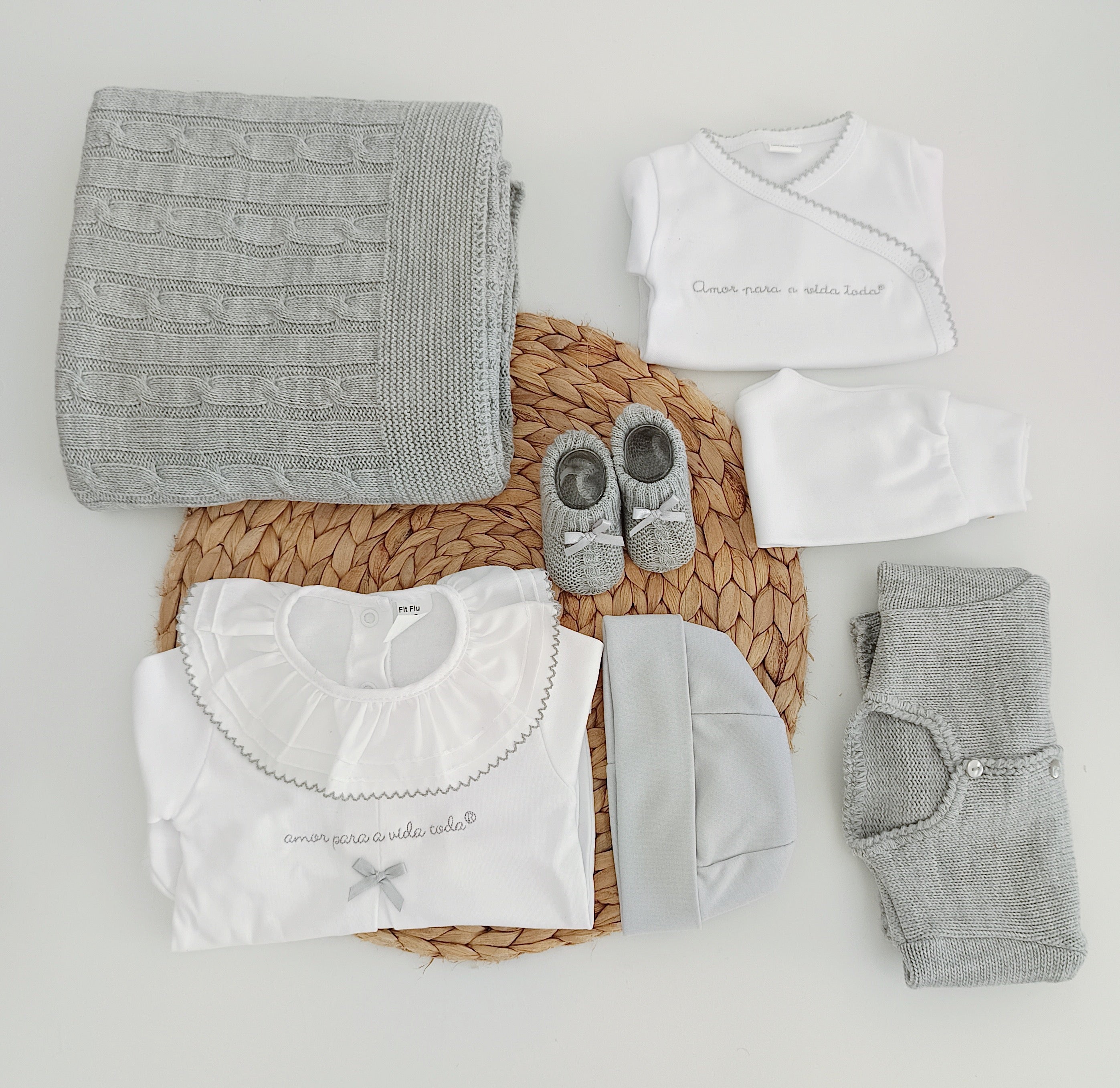 Amor Para a Vida Toda® | Conjunto Primeira Roupinha Lacinho Cinza com manta
