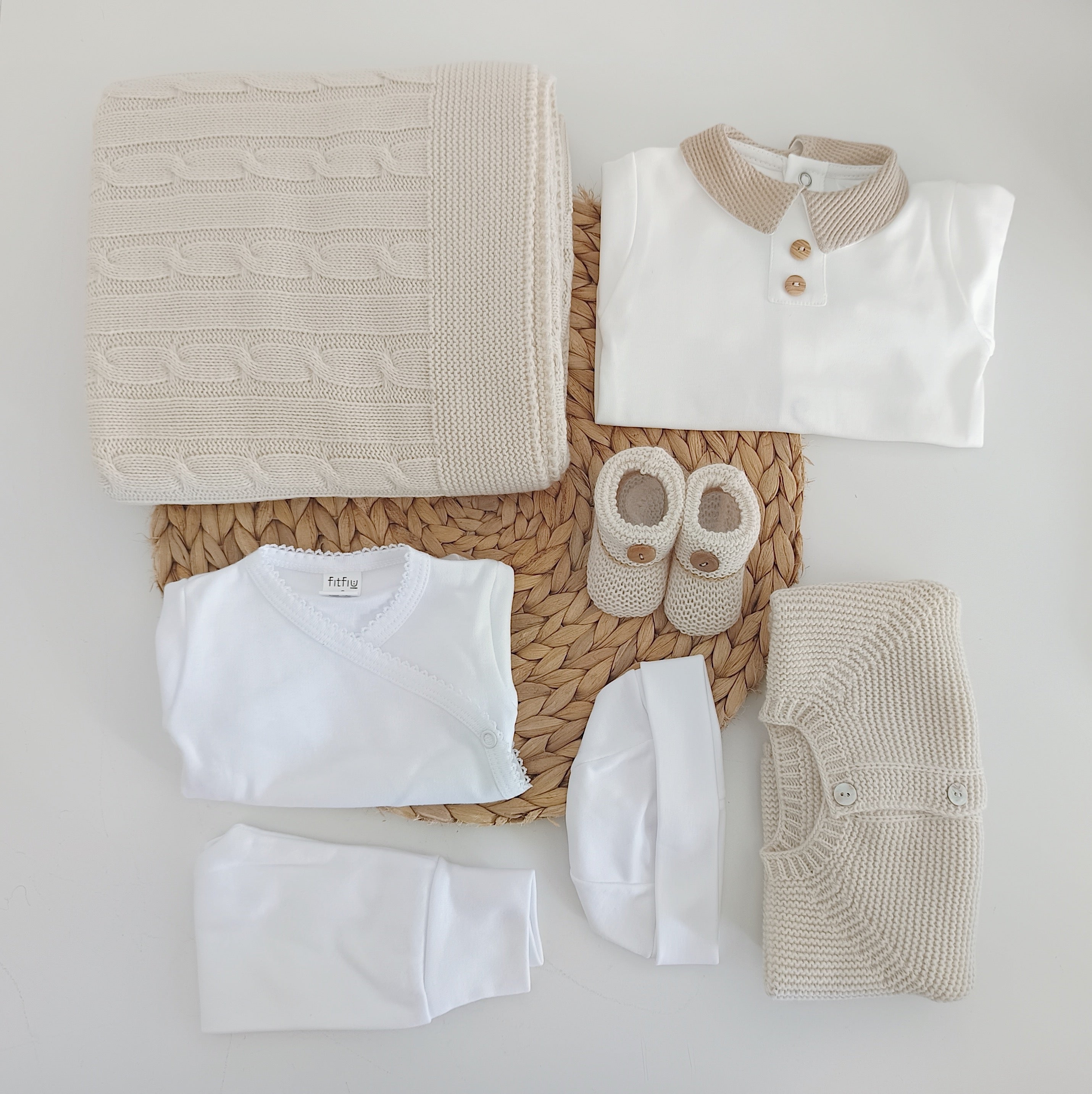 Kit primeira roupinha bebé com várias peças coordenadas