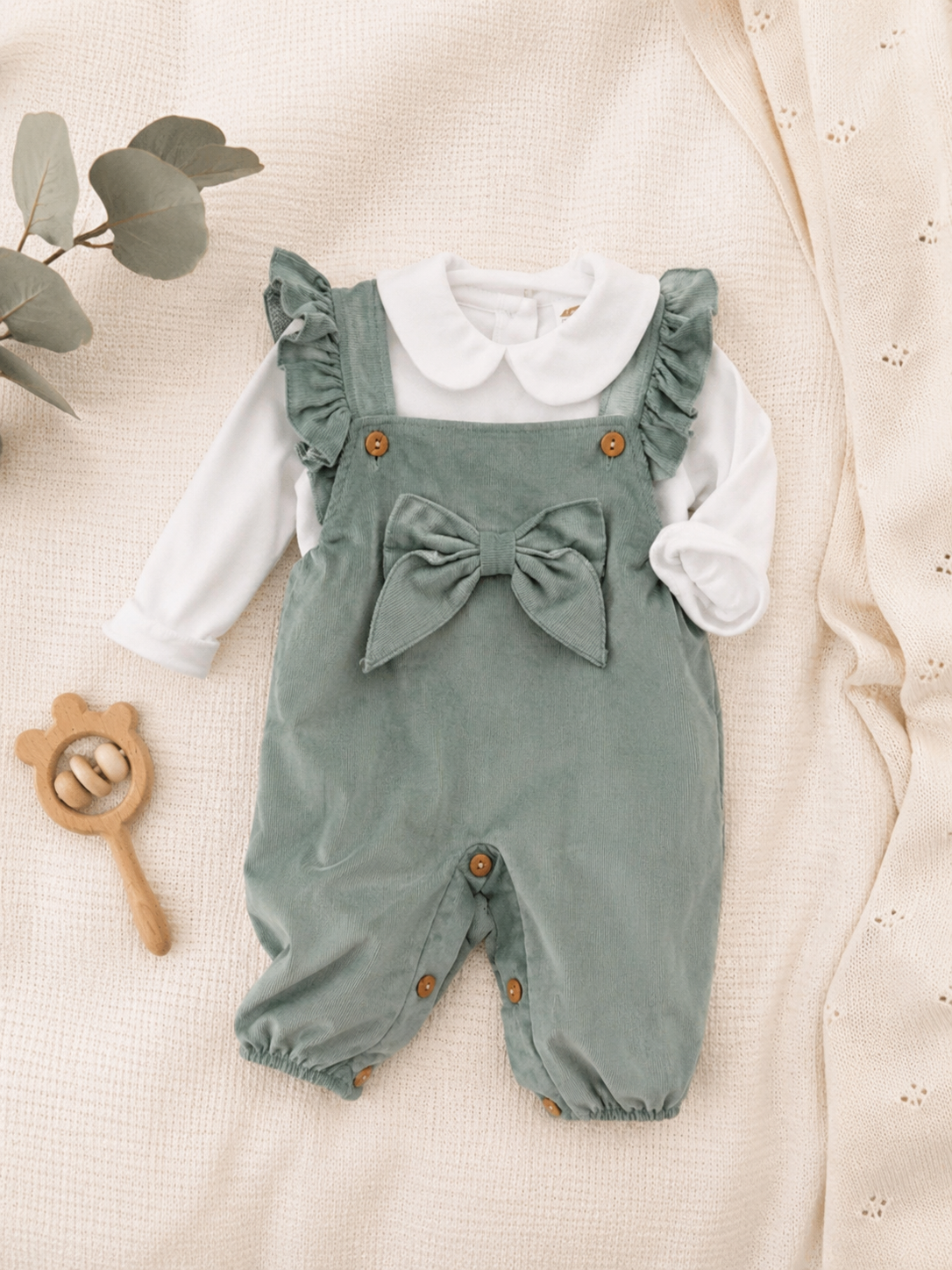 Jardineiras Bombazine com blusa de gola folho Laço Verde