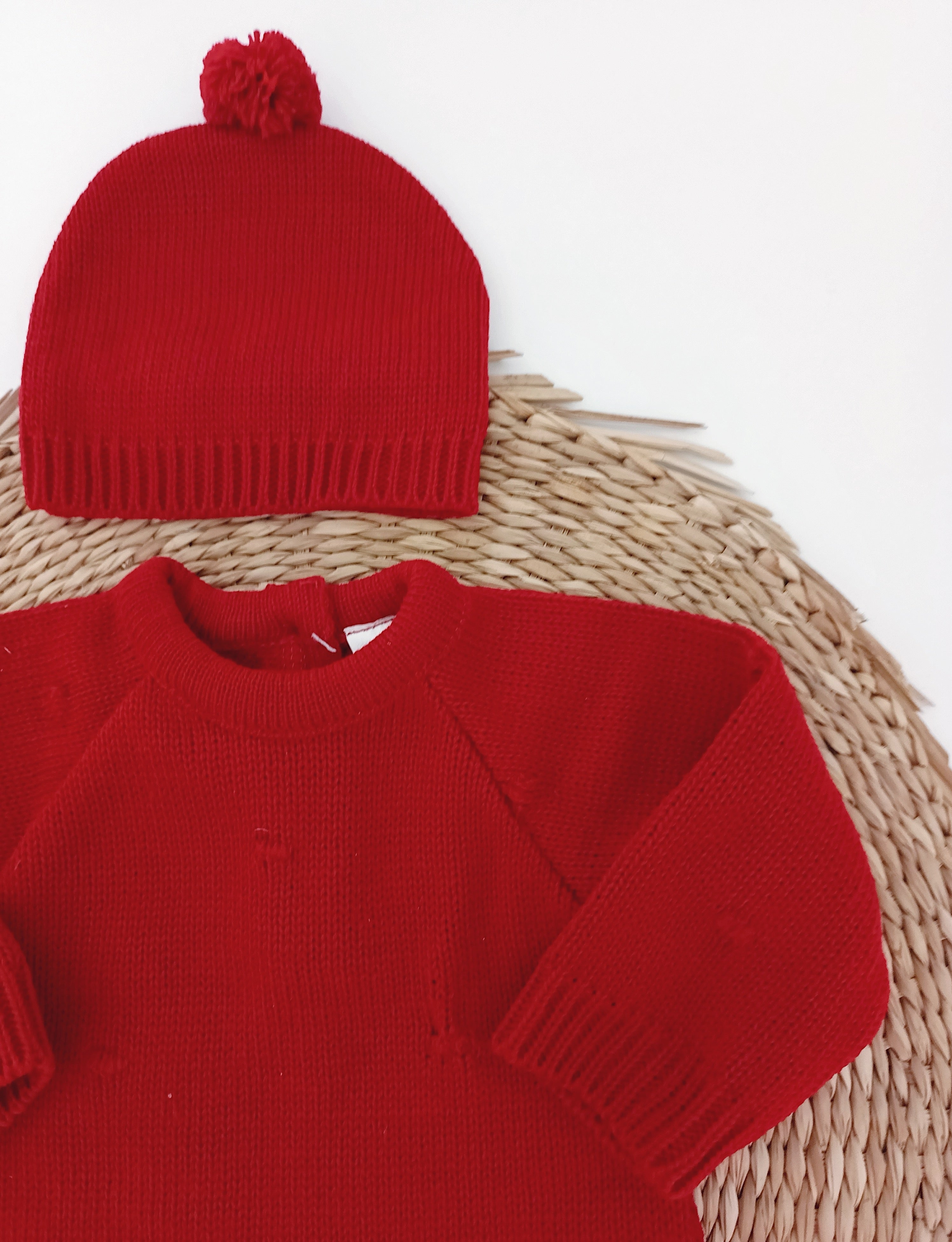 Fofo de Malha Pompons com Gorro Vermelho