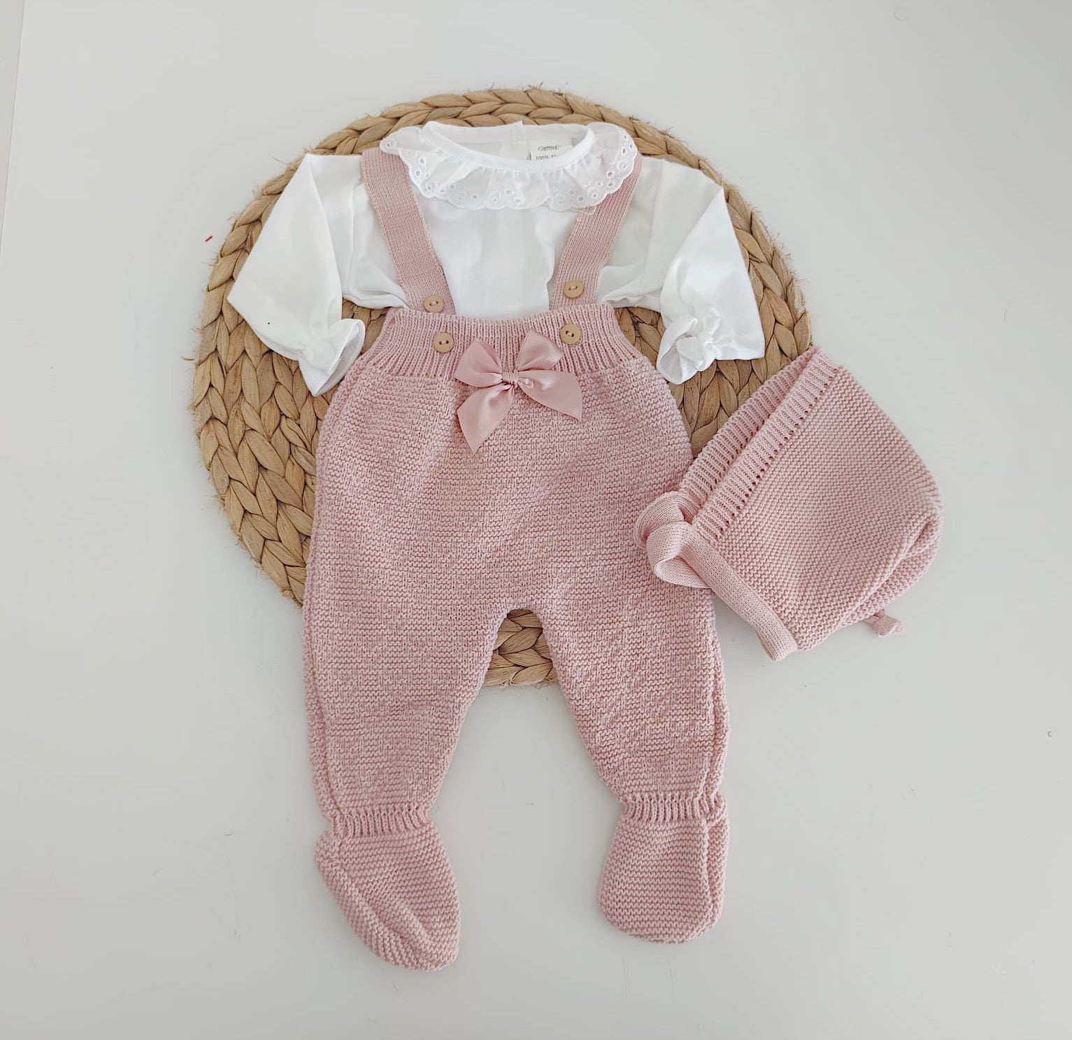 Jardineiras de Malha Laço c/ Blusa Gola Folho e Gorro Rosa Velho