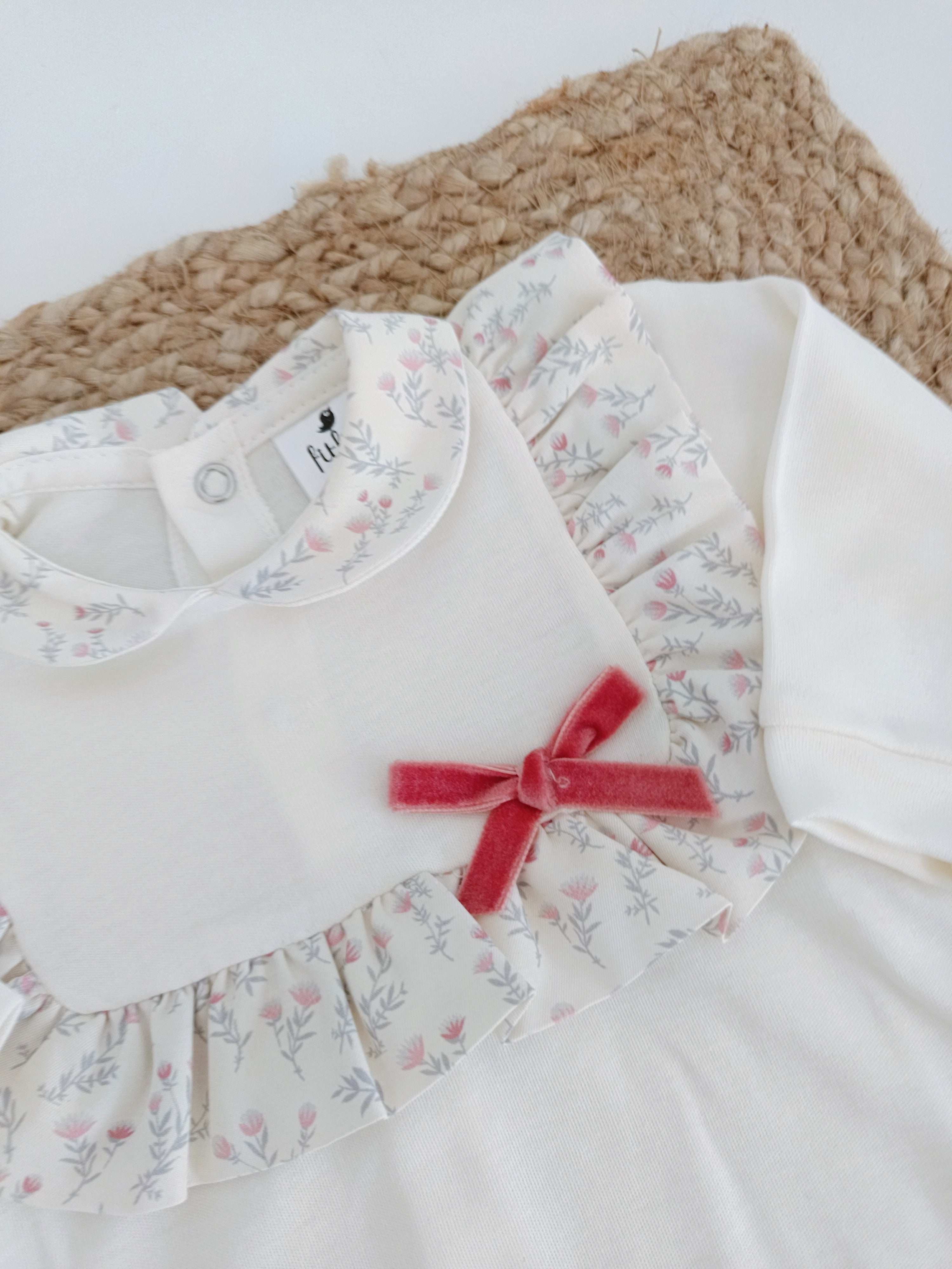 FitFiu Babies® | Babygrow Algodão Peitilho com Flores e Laço Rosa Velho