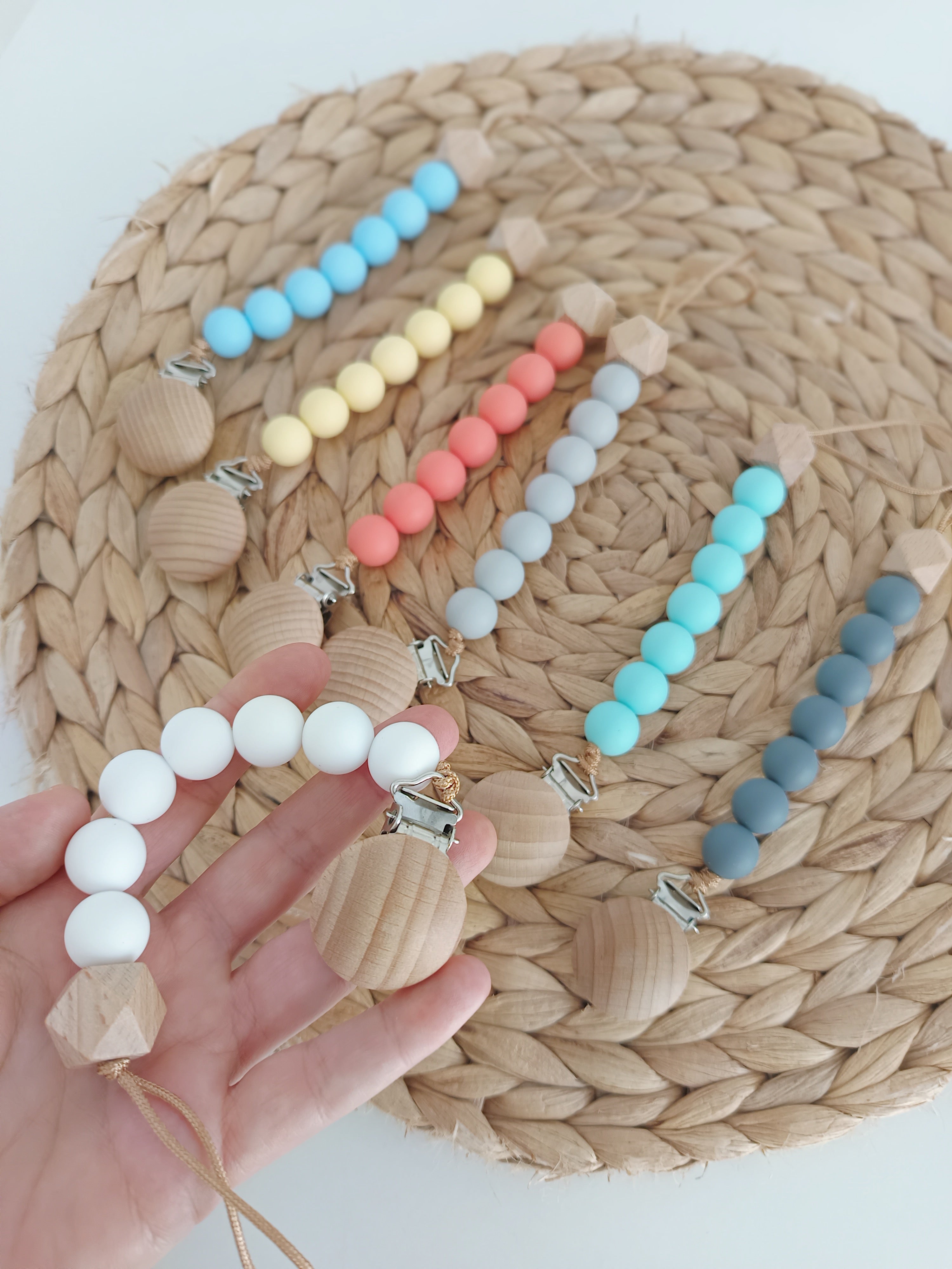 Porta Chupeta em Silicone e Madeira