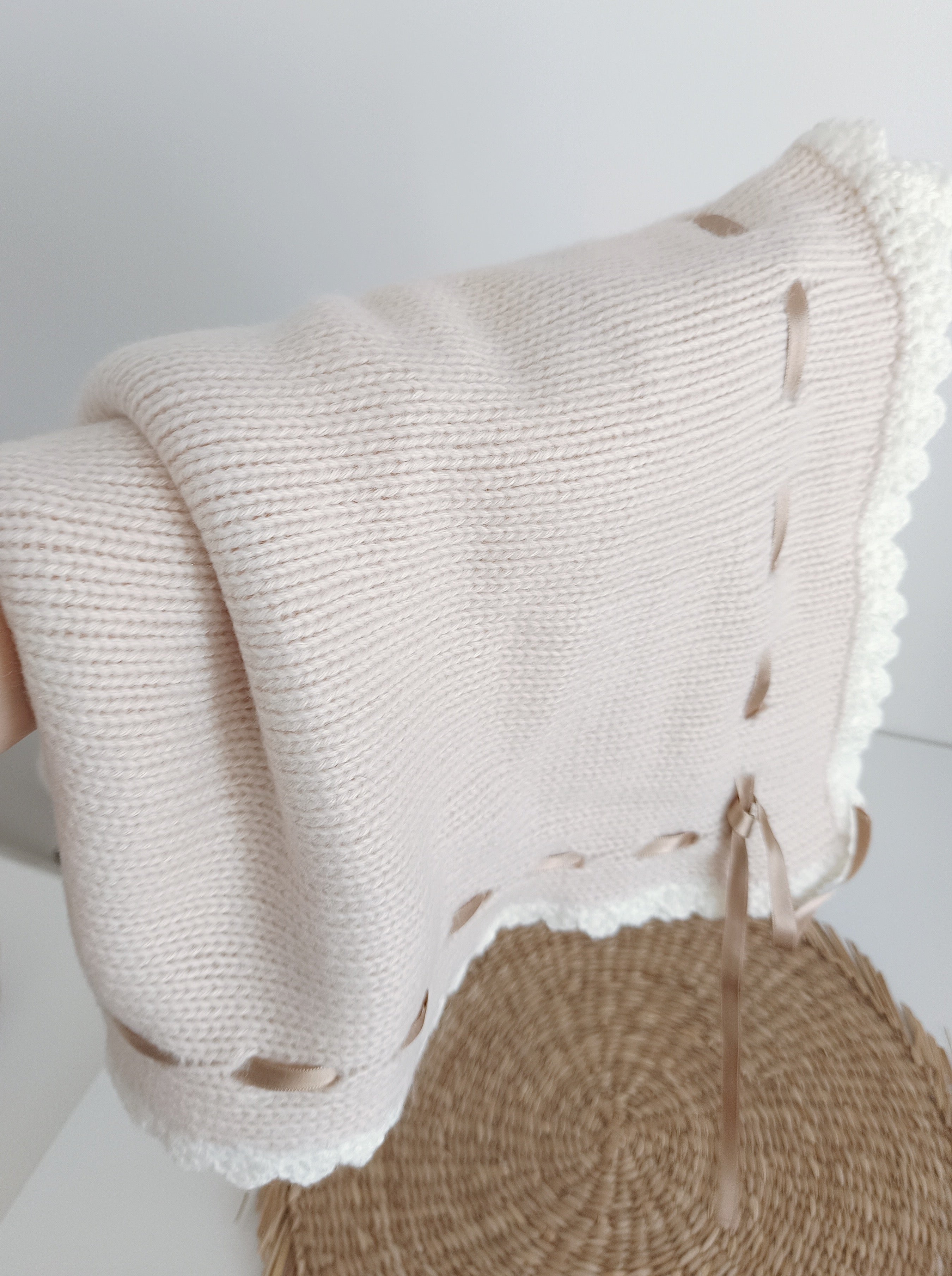 Manta de Malha para Bebé feita à Mão com Laço em Cetim