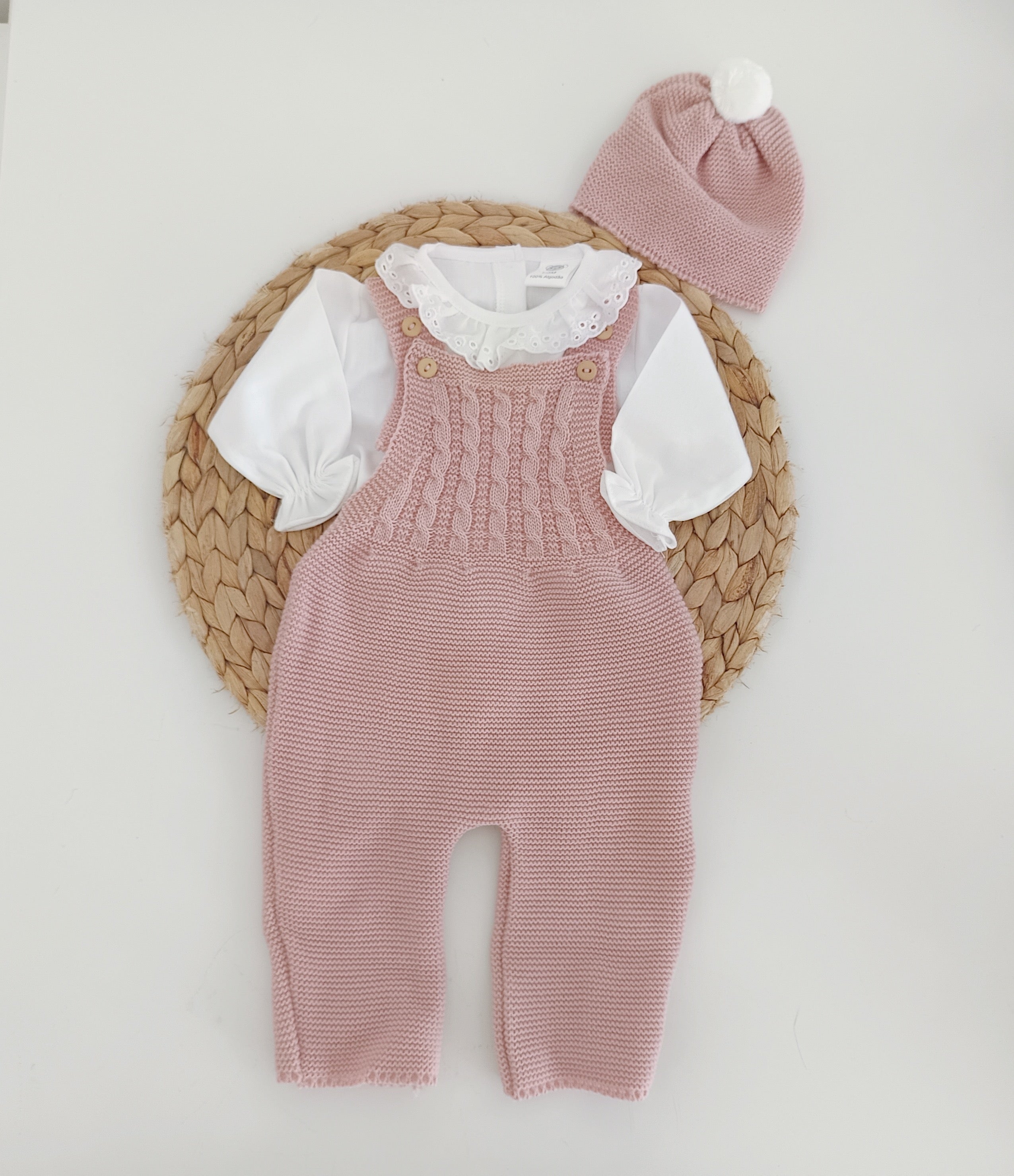 Jardineiras de Malha Trancinhas c/ Blusa Gola Folho e Gorro Rosa Velho