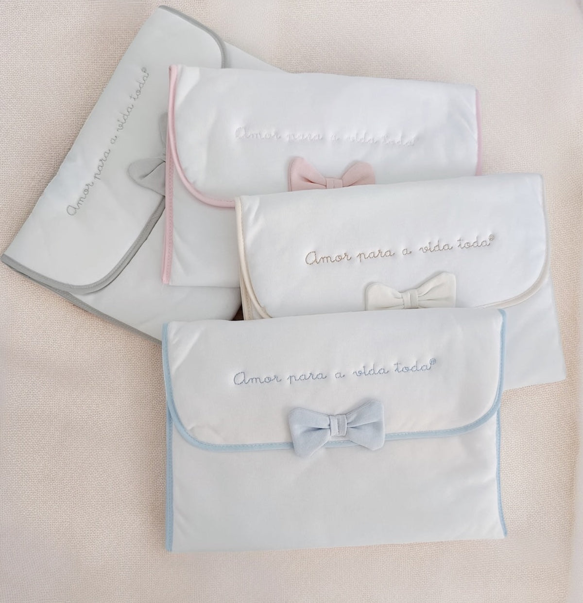 Amor Para a Vida Toda® | Bolsa para primeira roupinha com contorno na cor