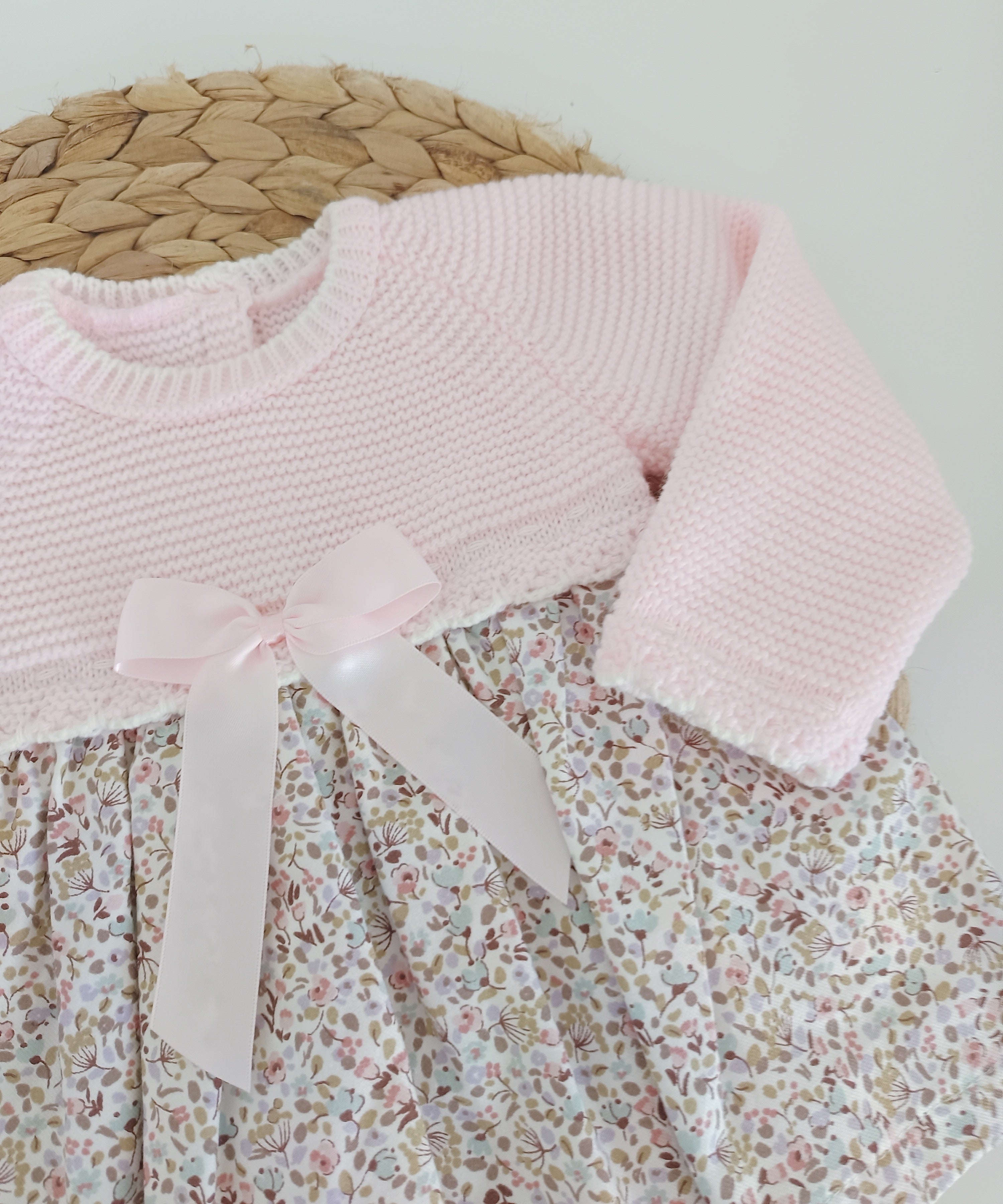 Vestido de Malha e Tecido Flores com Laço