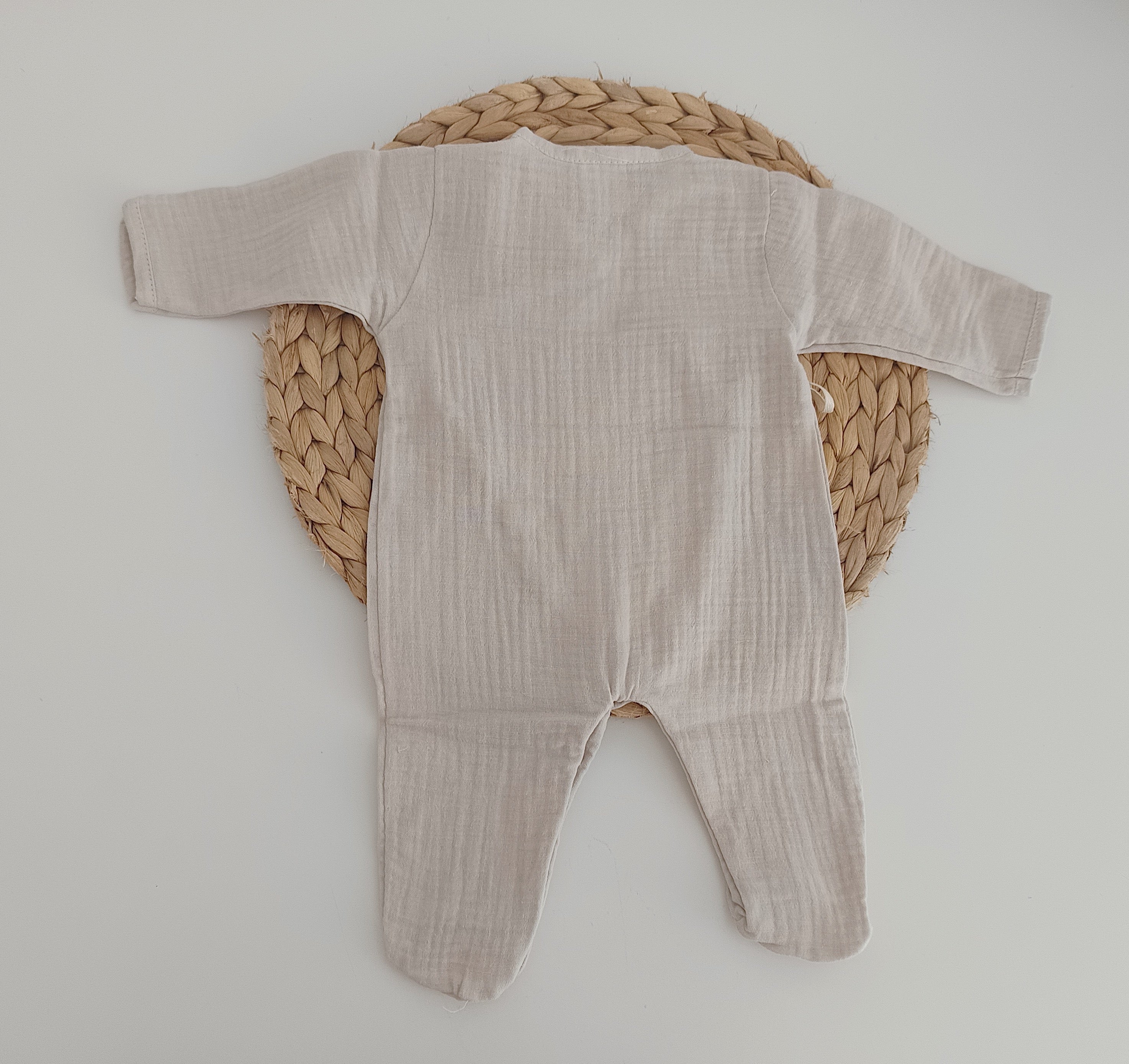 Babygrow de Musselina Areia com Laço Lateral | FitFiu Babies®