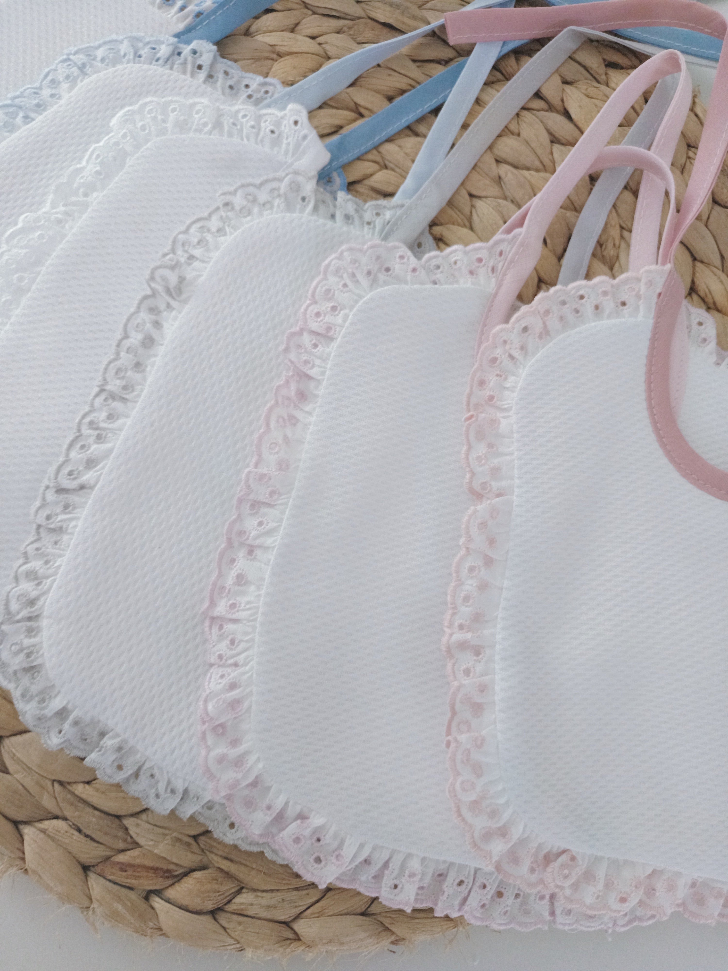 Babete em tecido com renda à volta