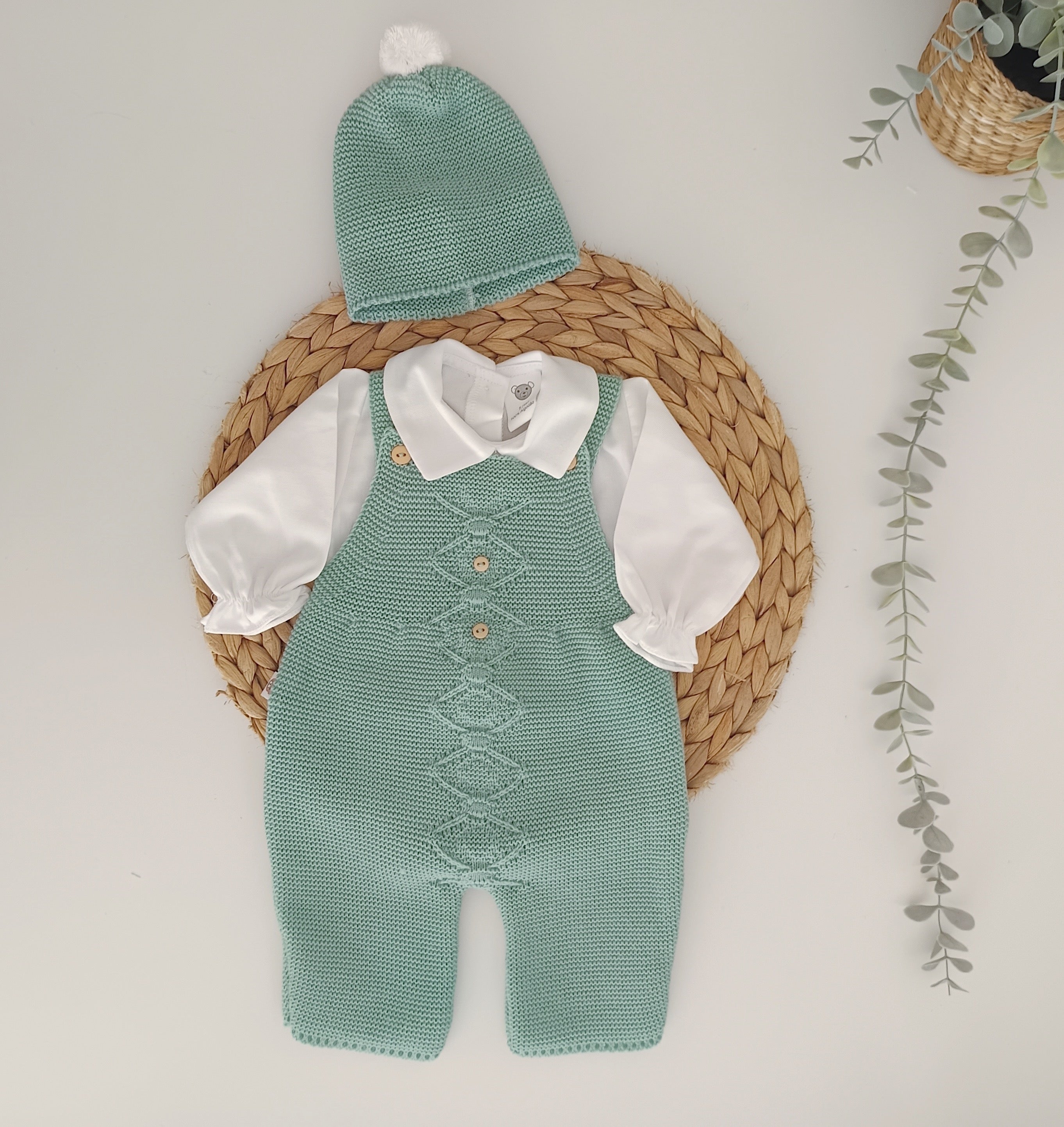 Jardineiras de malha c/ camisa gola bico Losangos Botões e gorro Verde
