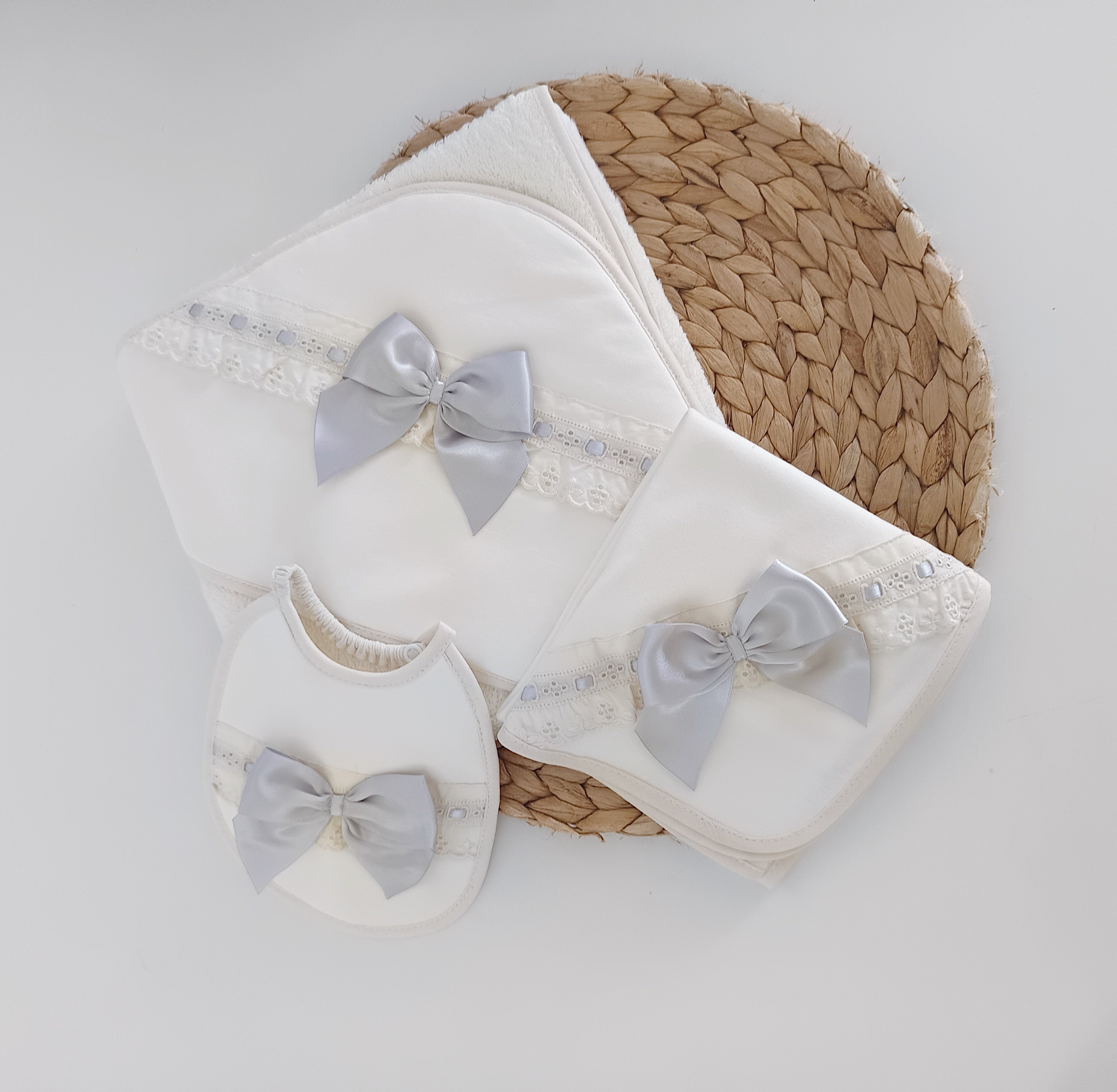 Conjunto Toalha de banho Babete e Fralda para bebé Laço Cinza