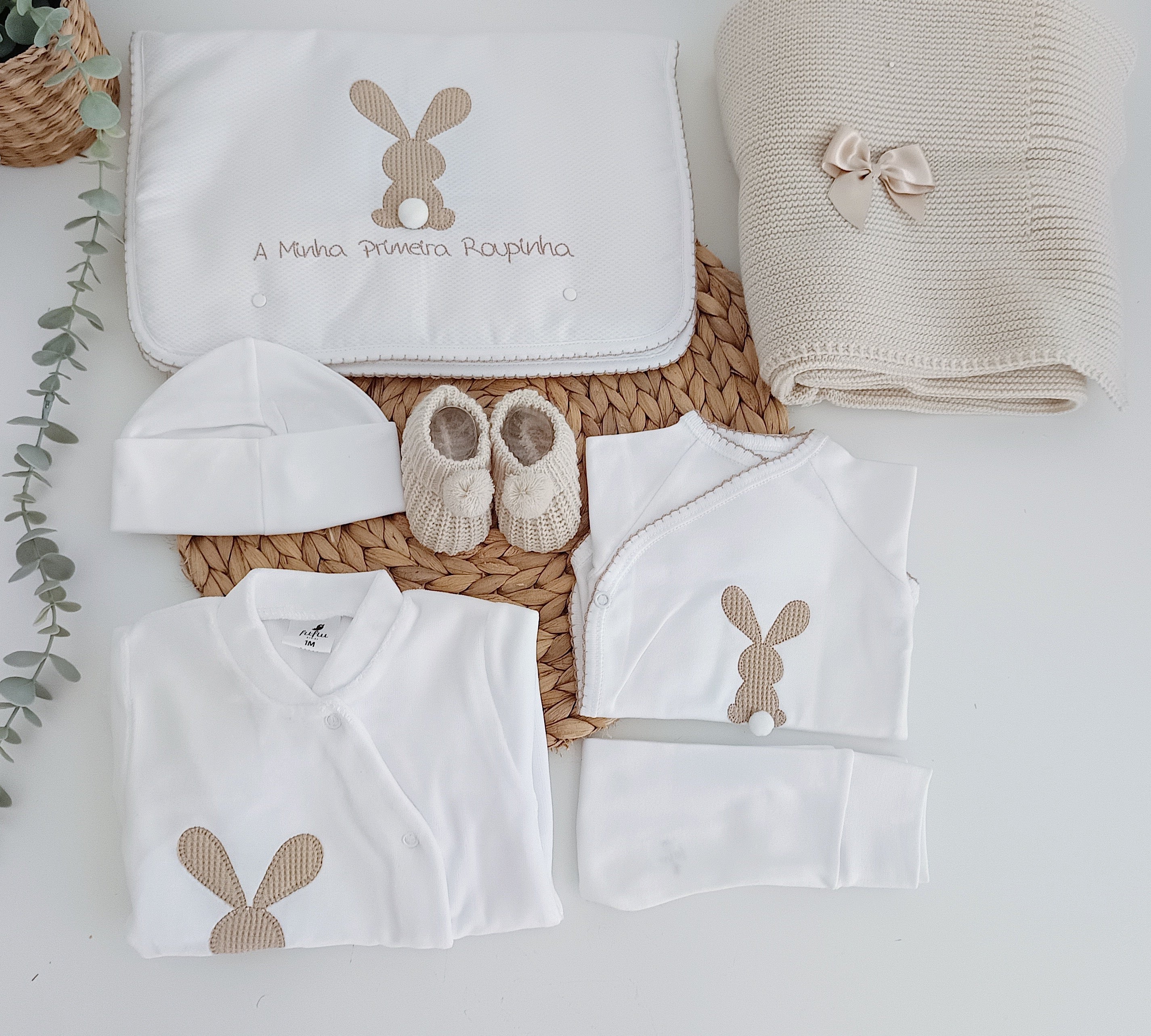 FitFiu Babies® | Conjunto de Primeira Roupinha com manta Laço com Coelho Pompom
