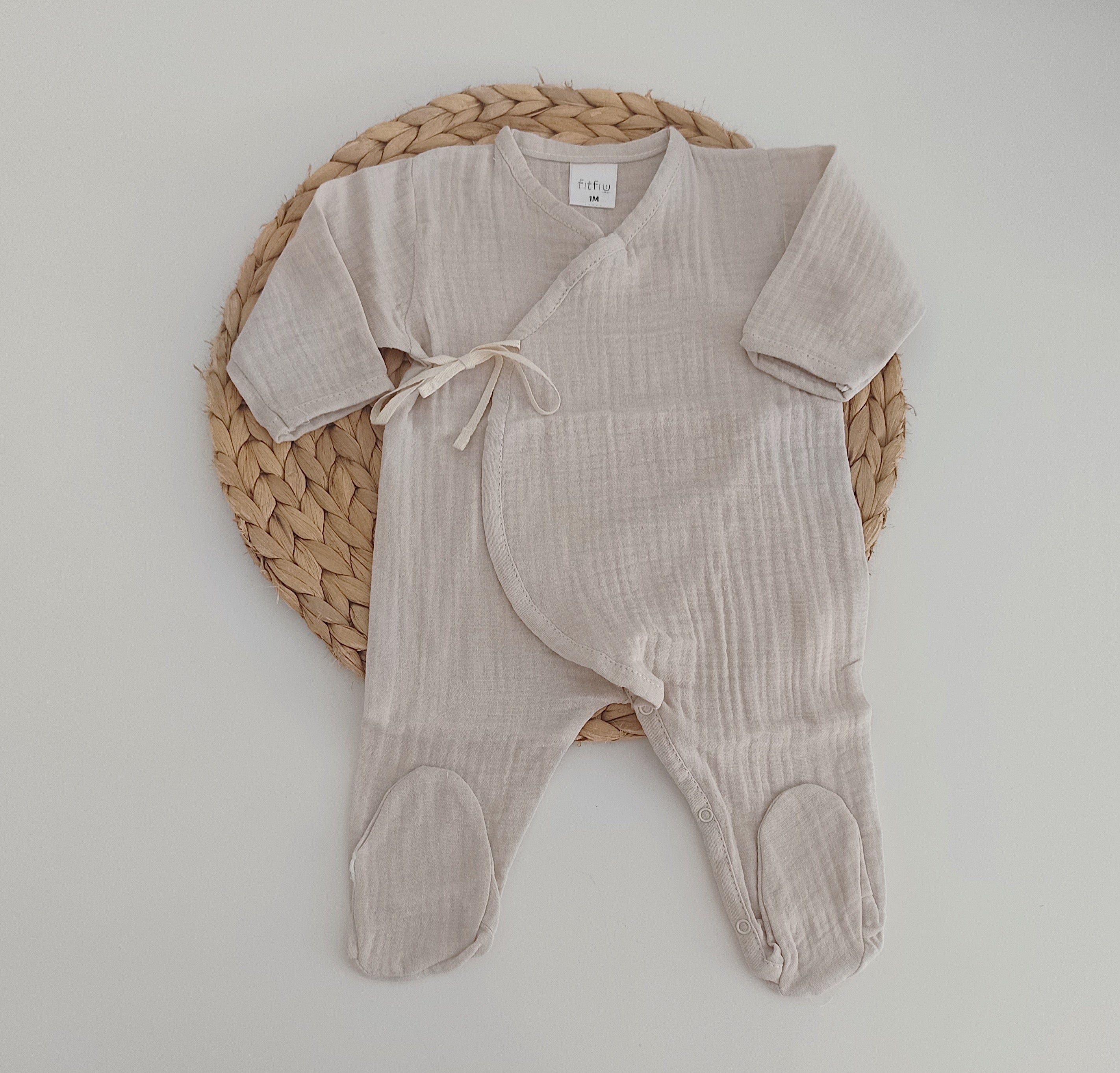 Babygrow de Musselina Areia com Laço Lateral | FitFiu Babies®