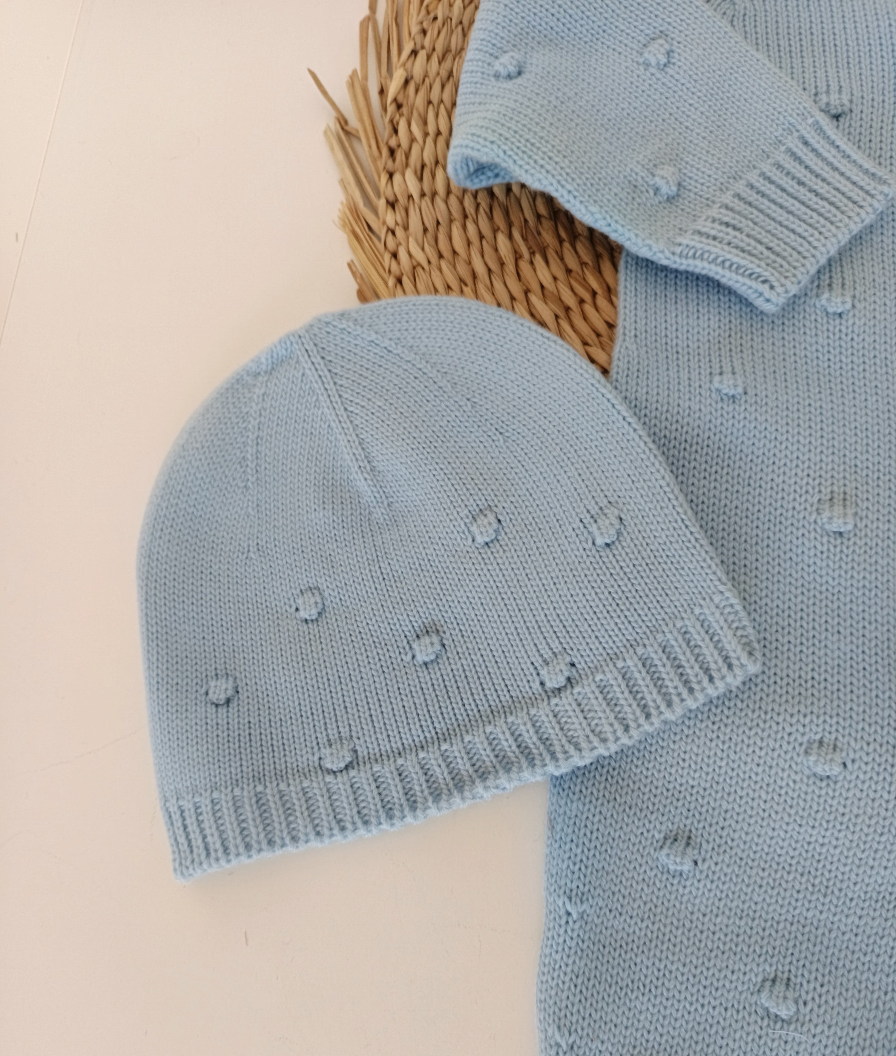 Babygrow de malha pompons com gorro e carapins Jeans