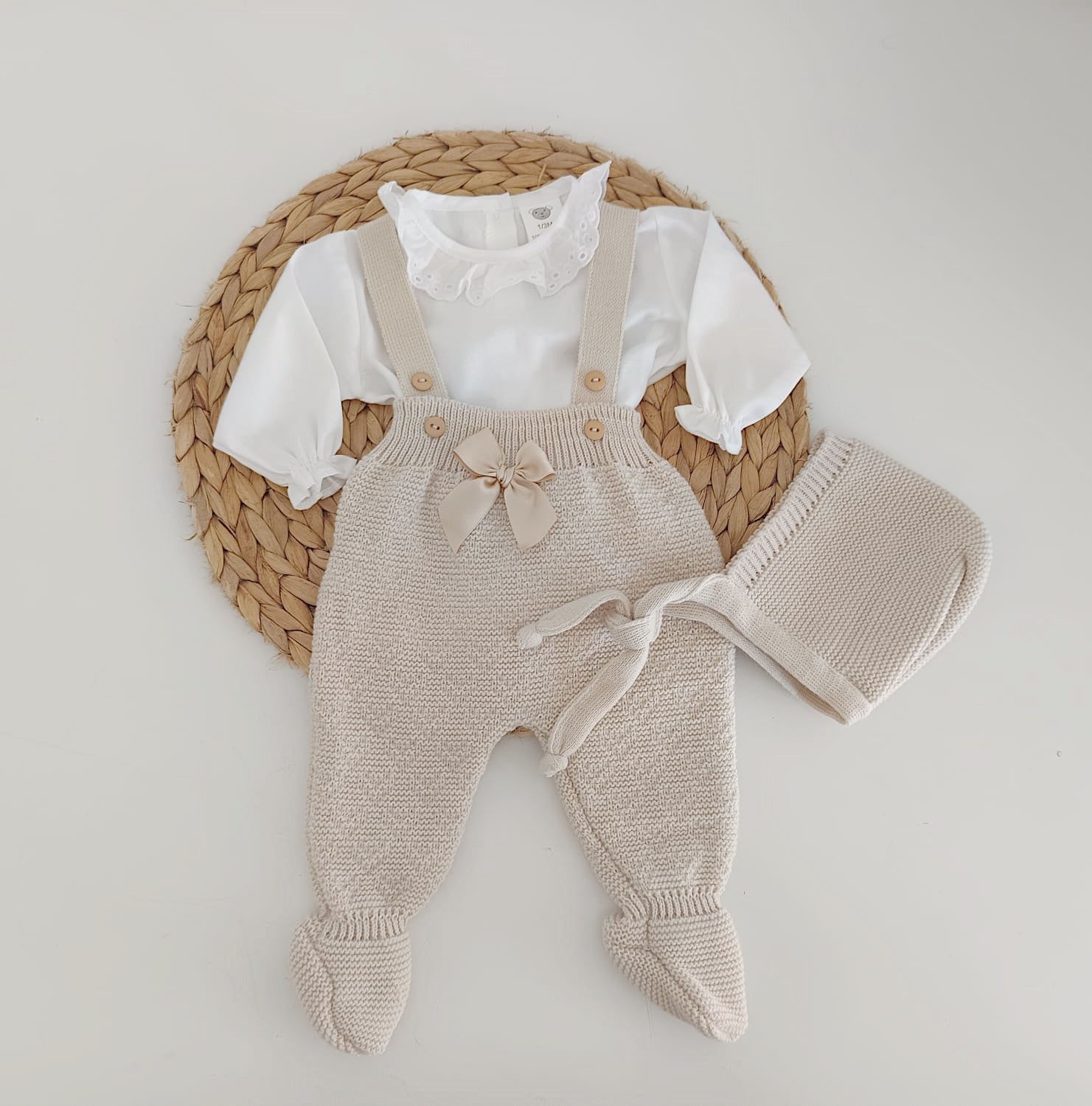 Jardineiras de Malha Laço c/ Blusa Gola Folho e Gorro Areia