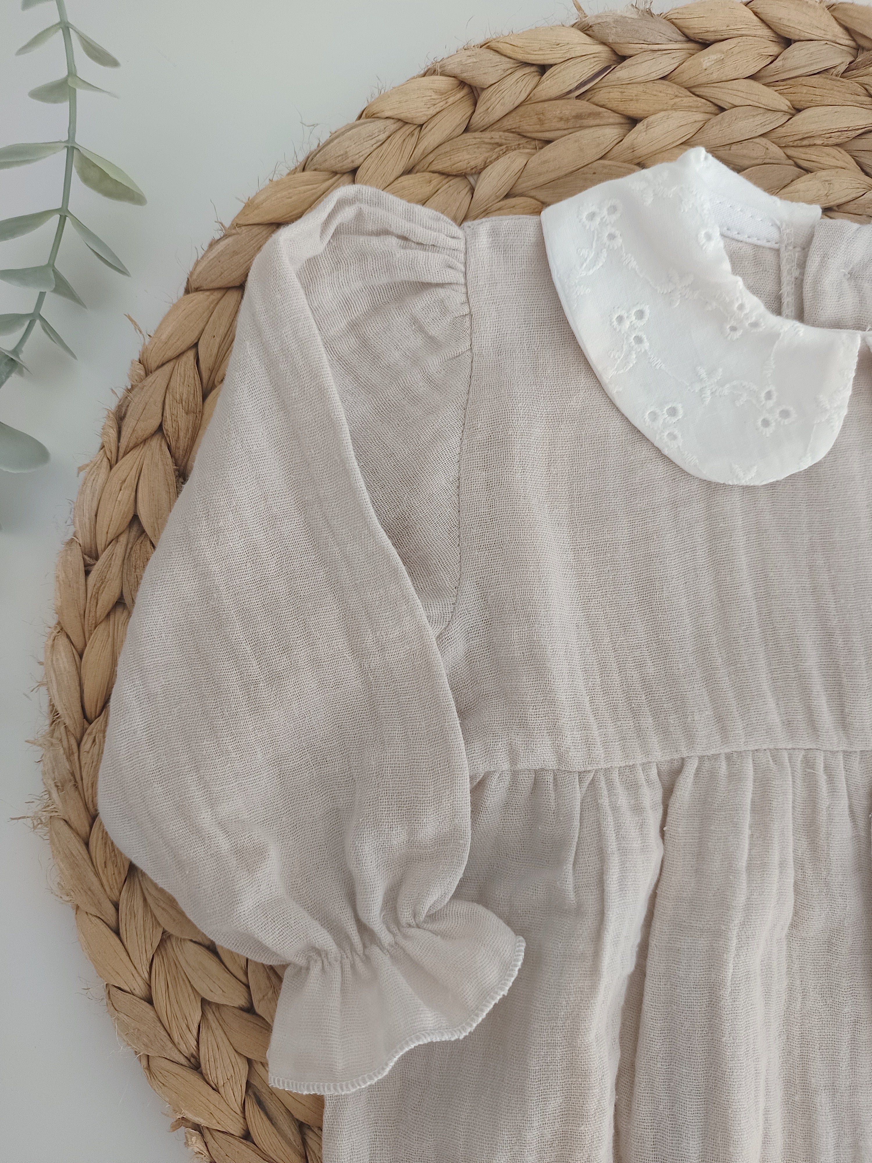 Fofo de musselina cor areia com gola bordado inglês para bebé, ideal para ocasiões especiais