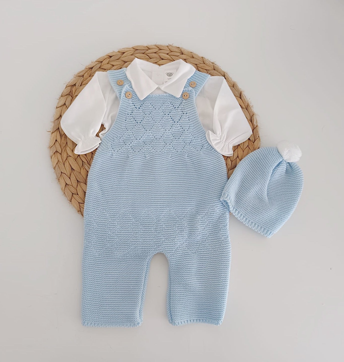 Jardineiras de Malha Losangos c/ Camisa Gola Bico e Gorro Azul