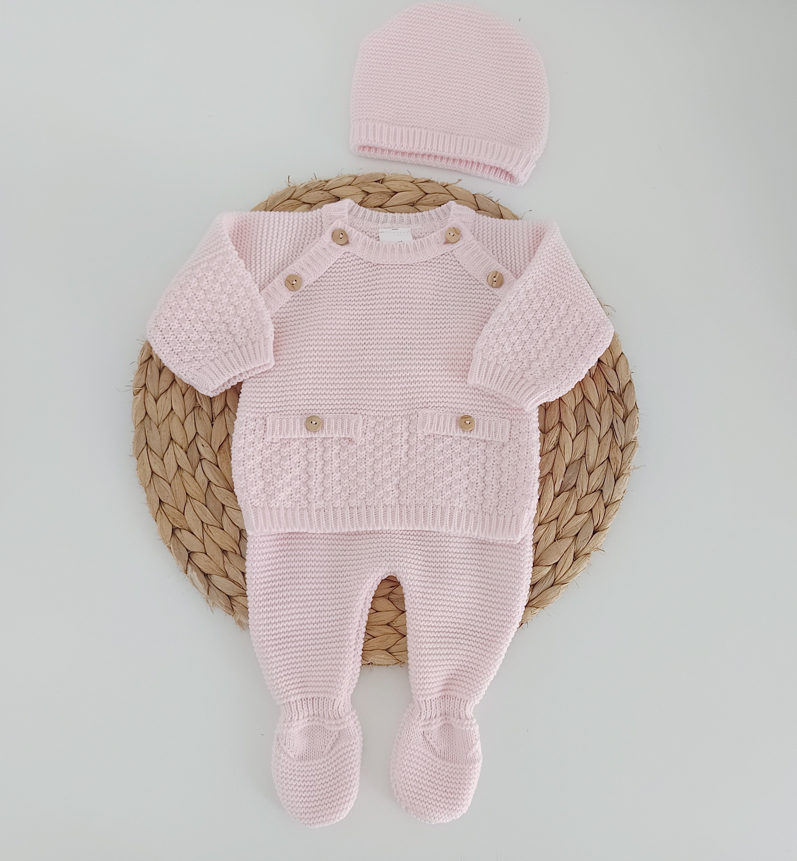 Conjunto de Malha Bolsos e Botões com Gorro Rosa