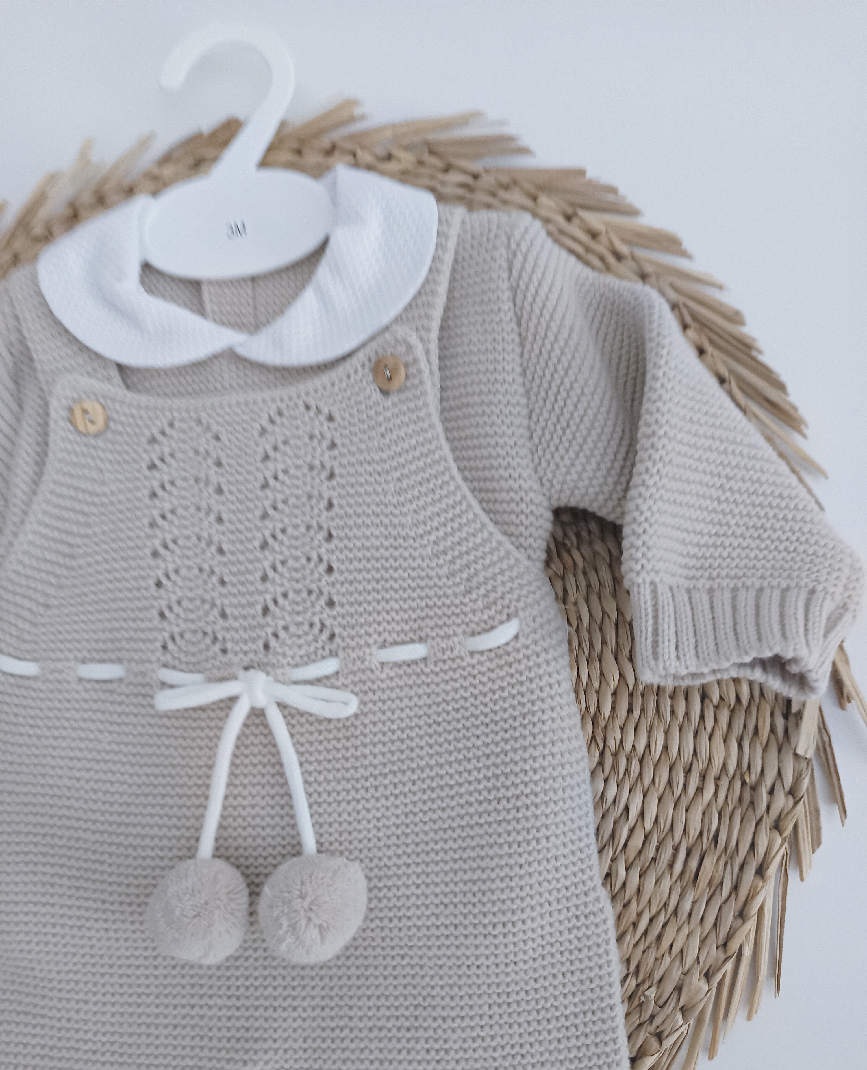 Jardineiras de malha com Camisola Pompons pendurados pés Areia