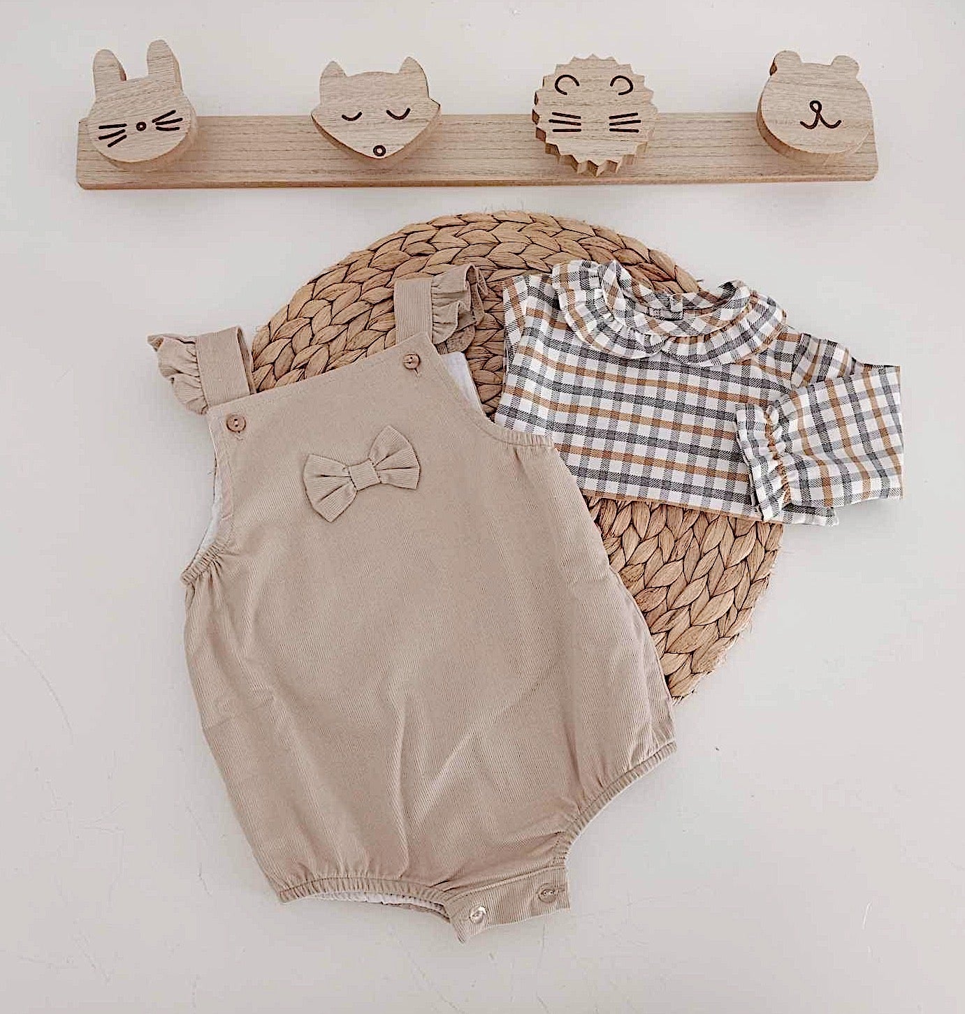 Fofo com Camisa de Gola Laço Camel
