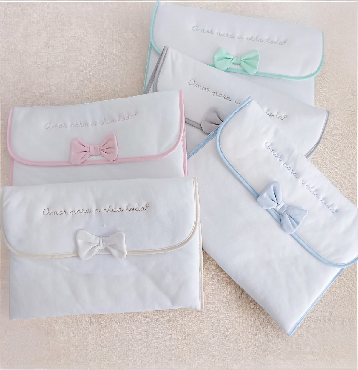 Amor Para a Vida Toda® | Bolsa para primeira roupinha com contorno na cor