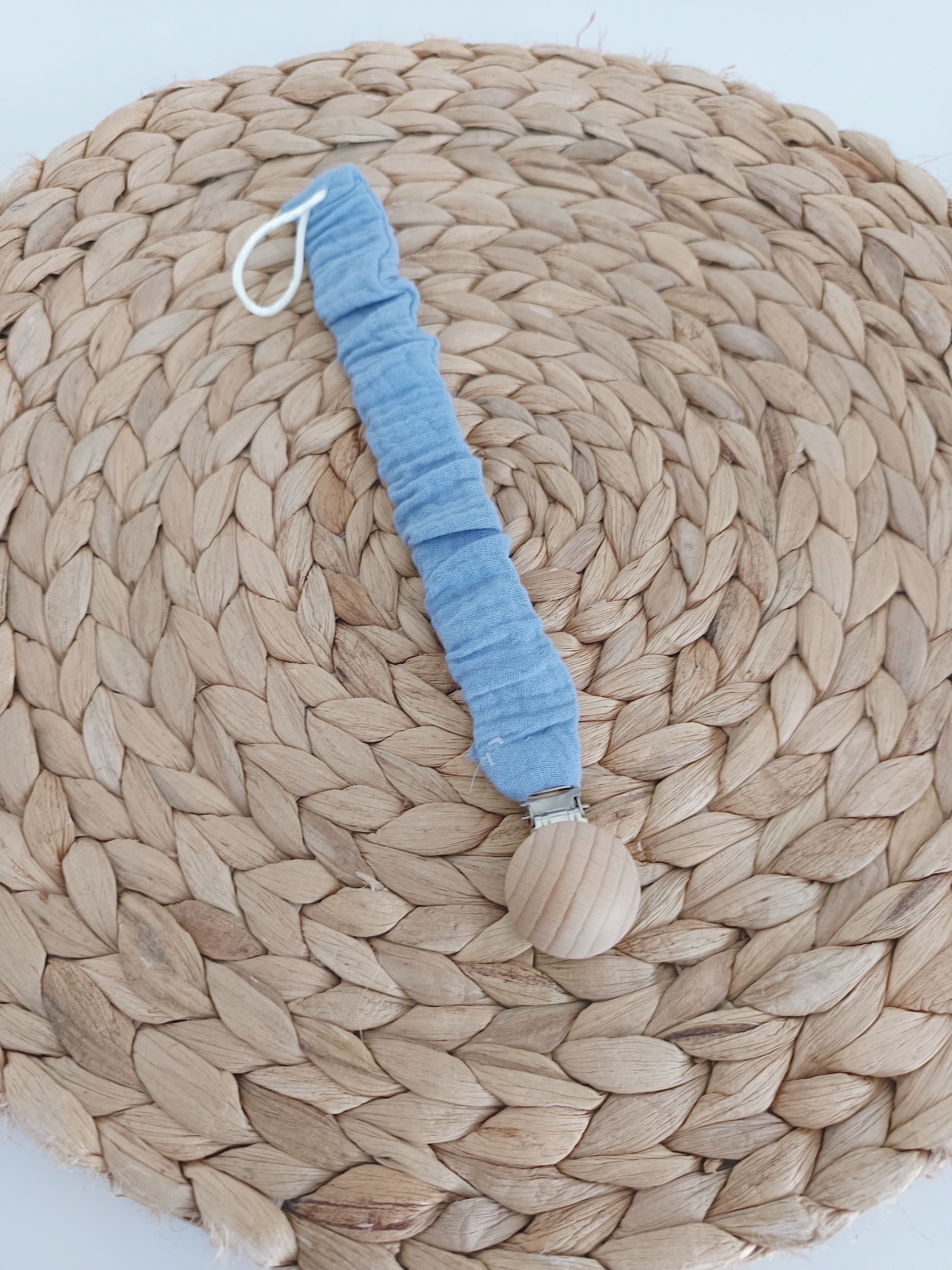 Porta Chupeta em Musselina com mola Madeira