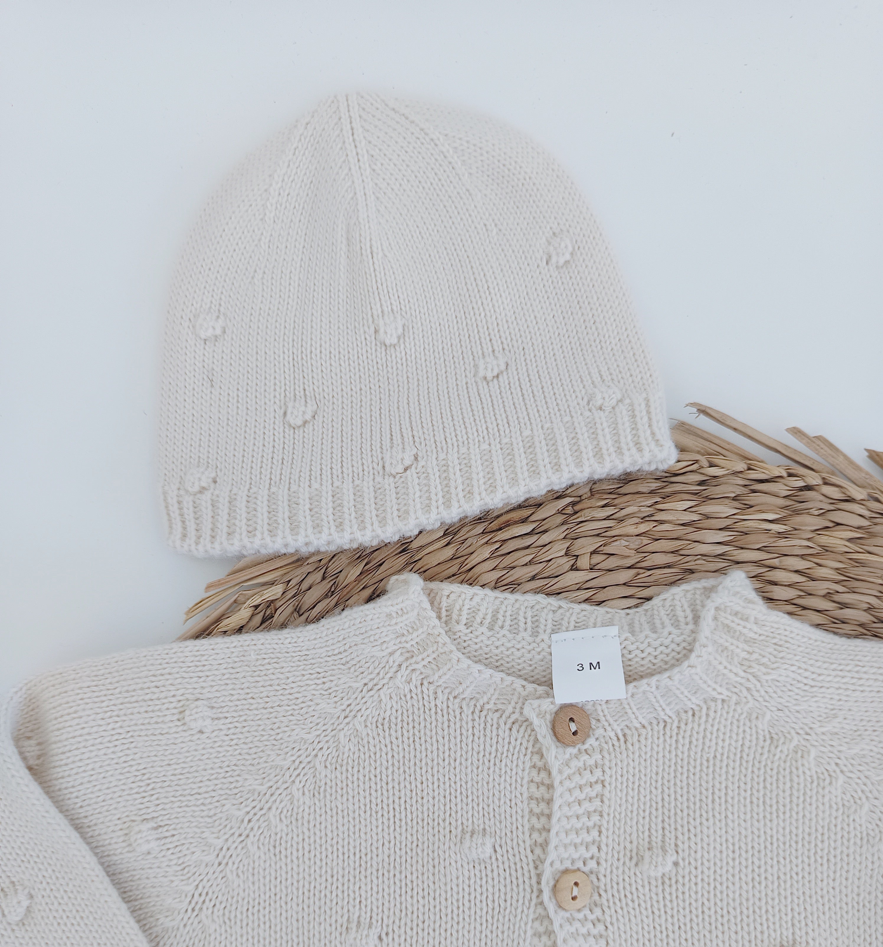 Babygrow de malha pompons com gorro e carapins Areia