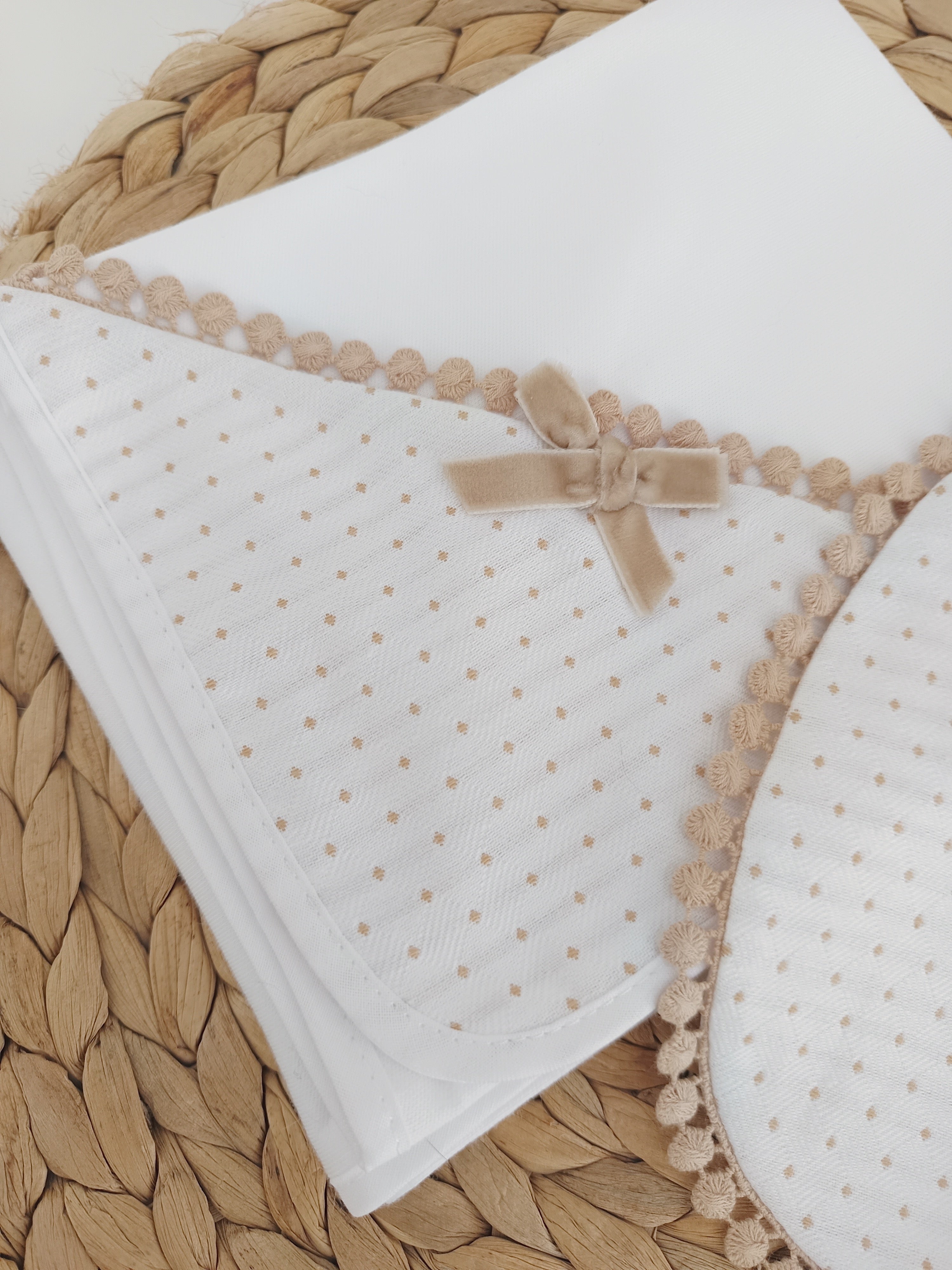 FitFiu Babies® | Fralda e babete Pintinhas com Laço Camel