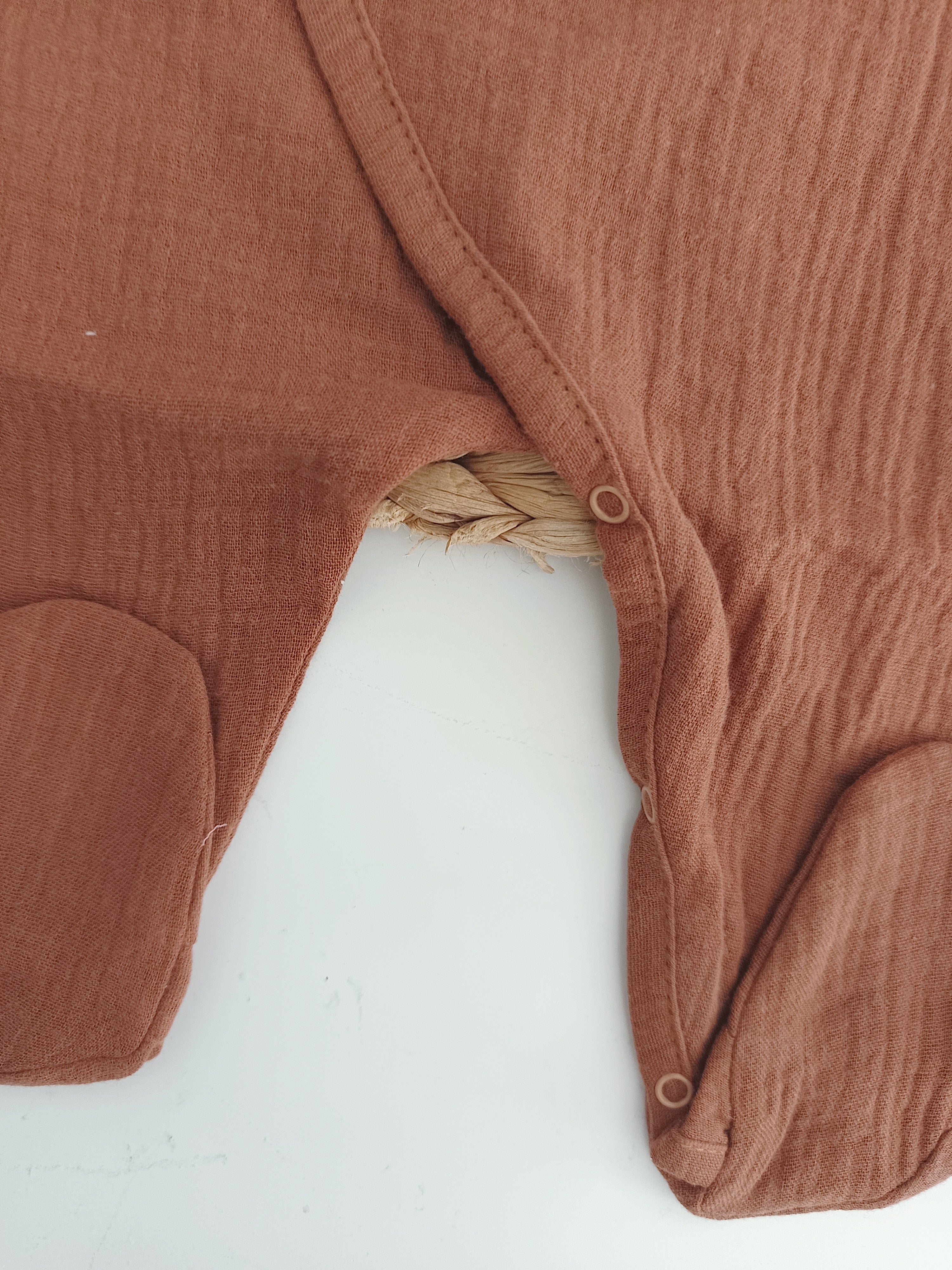 Babygrow de Musselina Telha com Laço Lateral | FitFiu Babies®