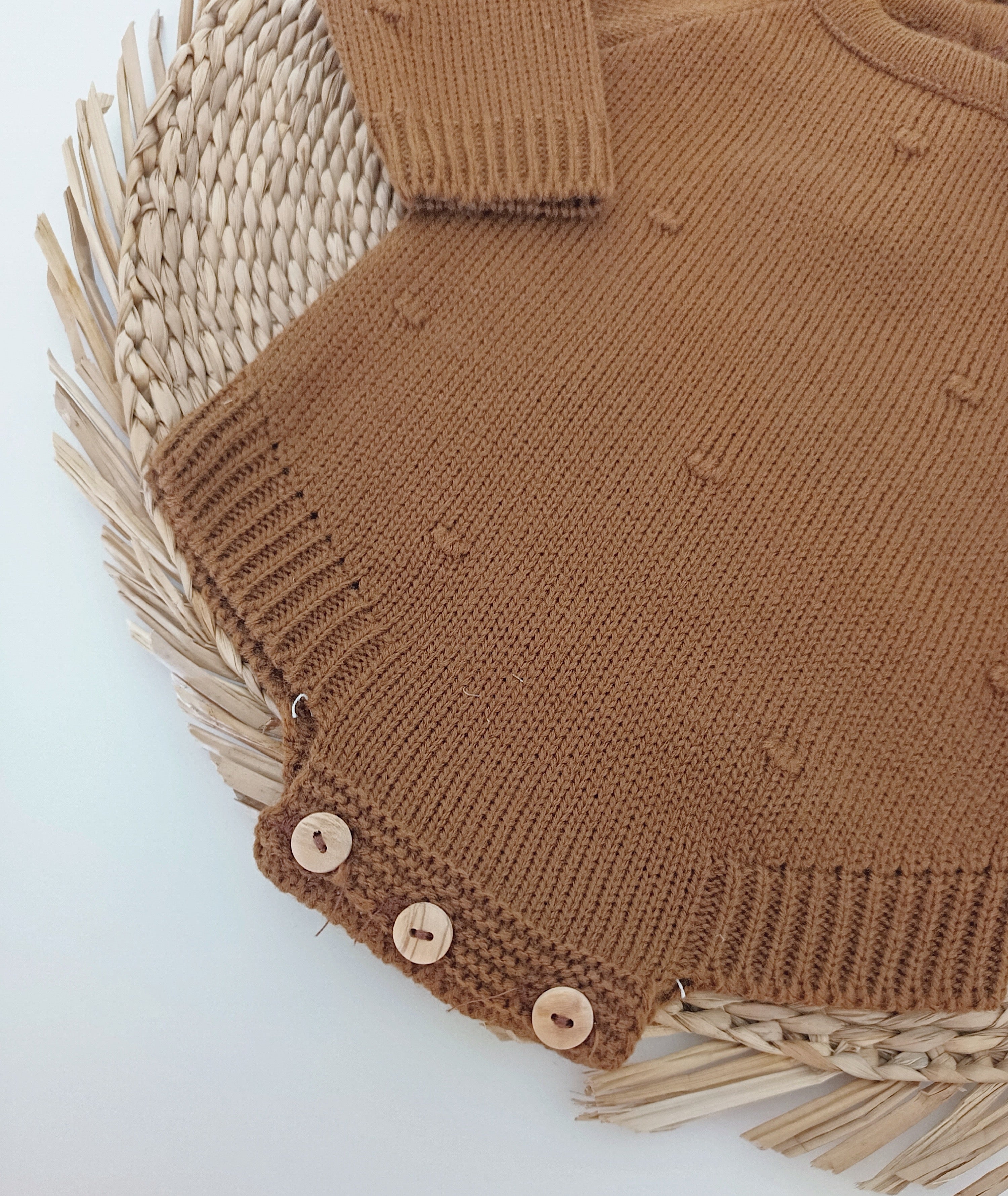 Fofo de Malha Pompons com Gorro Castanho