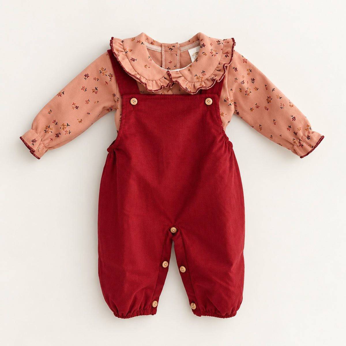 Jardineiras Bombazine com Blusa Flores Bordeaux