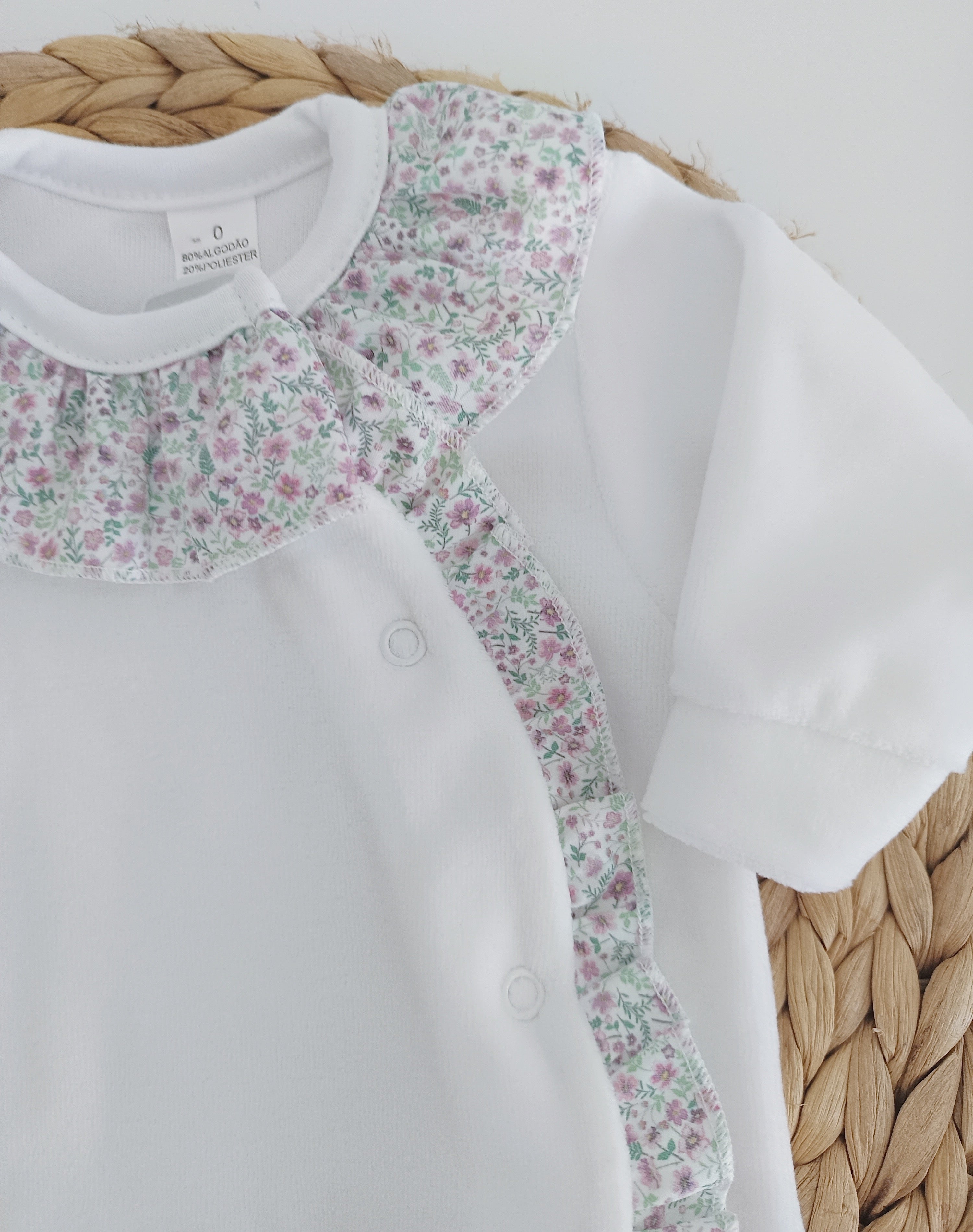 Babygrow Folho e Gola Flores Branco Lilás